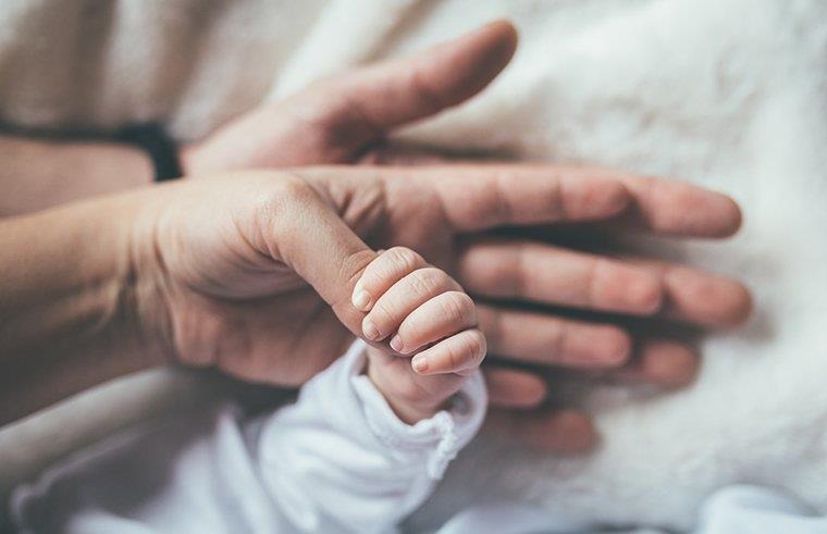 NUÔI CON LÀ TRÁCH NHIỆM CỦA AI?
Chúng ta dường như quá quen thuộc với hình ảnh người vợ đằng sau các công việc như cho con bú, cho con ăn, dạy con học đến những việc "lặt vặt" như tắm cho con, giặt quần áo, rửa chén... và gồm luôn những việc như nấu cơm, dọn cơm, mời chồng con ăn cơm, đến dọn dẹp chén dĩa. Vậy người bố làm gì trong 24 giờ đó? Đừng nói là người bố cần phải đi làm kiếm tiền ngoài xã hội, vậy người phụ nữ họ sẽ làm gì sau 8 tiếng ở cơ quan? Thực ra, không thể nói đó là bức tranh chung của mọi gia đình, nhưng chắc chắn là không nhỏ những gia đình đang như vậy! Cái mà chúng ta đang nói đến là sự mất cân bằng về vai trò bố mẹ trong nuôi dưỡng con cái- điều mà ảnh hưởng đến sự phát triển tối ưu của đứa trẻ.

PHÁT TRIỂN TỐI ƯU CỦA ĐỨA TRẺ
Theo tính toán của TS. Carneiro, ĐH UCL, London, đầu tư thời gian, tiền bạc, tình yêu... ở độ tuổi càng nhỏ thì càng tốt vì kết quả dễ đạt được tối ưu nhất. Hiệp Hội Giáo Dục Trẻ Nhỏ Anh Quốc cũng đã nhấn mạnh mối quan hệ tích cực, cân bằng giữa cha mẹ trong gia đình được xem là một trong những điều cơ bản để giúp trẻ phát triển tối ưu trong độ tuổi nhỏ. Do đó, bạn hãy thử tưởng tượng xem: Khi chơi với con, người mẹ vừa phải check điện thoại để xem công việc như thế nào, vừa phải nấu ăn, vừa phải dọn dẹp nhà cửa... cái nào cũng buộc phải xong ngay thì còn thời gian đâu đầu tư cho tương tác với con.

Hơn nữa, phải bù đầu với nhiều thứ như vậy, liệu người mẹ có đủ niềm vui, sự thoải mái để chơi với trẻ trong lúc đó hay không?
Phát triển tối ưu là rất khó đạt được đúng không ?
Hình ảnh chỉ minh họa cho bạn thấy rằng: mất cân bằng là có ảnh hưởng đến chất lượng khoản đầu tư cho con cái. Dẫu biết đầu tư đúng thời điểm là tốt, nhưng cần đồng lòng chung sức là điều quan trọng để nó được tối ưu.

LÀM GÌ ĐỂ TỐI ƯU HƠN?
San sẻ thời gian và tình yêu với trẻ cho cả hai vợ-chồng là điều được khuyên để đạt được tối ưu cho đầu tư. Đây là một cách chia tham khảo để bạn có những khoản đầu tư tối ưu nhất cho sự phát triển của trẻ:

Thay vì nằm chơi điện thoại hoặc đọc báo hay chờ cơm, người chồng nên dành vài phút để chơi với con, tắm cho con, dọn đồ chơi và dọn cơm;

Người vợ thay vì ôm đồm khối công việc và bắt buộc nó phải xong ngay, thì mạnh dạn bỏ bớt những việc không cần thiết, lên danh sách việc cần làm từ thứ tự ưu tiên đến ít ưu tiên, quy định rõ món nào là của chồng, thời gian nào dành cho bản thân.

Càng thống nhất đồng lòng sớm ngay khi cưới thì khoản đầu tư của bạn càng sớm và tối ưu cho con.

HOẠT ĐỘNG GỢI Ý NGƯỜI BỐ NÊN LÀM ĐỂ CÓ LỢI ÍCH VỚI TRẺ
1. Cùng trẻ khám phá thế giới. VD. khi đi gặp bạn bè cafe mà dẫn trẻ theo. Hãy giúp trẻ làm quen với mọi người, đừng để trẻ với điện thoại hay ipad. Các hoạt động như tham quan bảo tàng, sở thú hay thư viện, người bố nên là người "hướng dẫn viên" chính. Thông tin người bố cho trẻ trong những buổi này sẽ làm trẻ nhớ tốt và hứng thú hơn.

2. Cùng trẻ thử thách hoặc làm cái mới lạ
Trẻ học cách tự tin khi cùng người bố thử 1 vài điều mới, trò chơi mới, hoặc làm những thứ có tính thử thách.

VD: Cùng trẻ chạy thi thật nhanh lên đồi cỏ
Cùng nhau bóp bong bóng khí
Cùng trẻ vừa đi lên bậc thang và đếm từng bậc

3. Cùng trẻ đoán câu trả lời, hỏi đáp đố vui
Luôn hỏi trẻ đoán điều gì hoặc đoán câu trả lời là một hoạt động người cha nên quan tâm để giúp trẻ rèn luyện sự logic. Để đoán, trẻ cần suy nghĩ, liệu cái gì có thể đúng, liệu cái gì có thể sai. Tuy nhiên, khi tham gia trò chơi đoán, trẻ phải đi đến quyết định cho câu trả lời và khả năng liên tưởng logic là được rèn luyện.

4. Đọc sách với trẻ là một hoạt động bạn-người chồng có thể san sẻ cùng vợ. Nhưng, hãy làm nó khác-thú vị hơn như các hoạt động liên quan đến sách như chọn sách, bàn luận về nhân vật trong sách khi ngồi trên ghế sofa, bao bìa quyển sách, cắt dán sticker lên sách, thâm chí là thói quen thích đọc của bạn cũng làm trẻ hứng thú...

Notes
Carneiro, P. et al. 2003 Interpreting The Evidence of Family Inßuence on Child.
Development Matters in the Early Years Foundation Stage (EYFS)
Development. 2012. British Associates of Early Education.
Sequeira de Figueiredo, C.R. et al. 2012. Families: Influences in Children’s Development and Behaviour, From Parents and Teachers’ Point of View. Psychology Research, 2, 12, 693-705