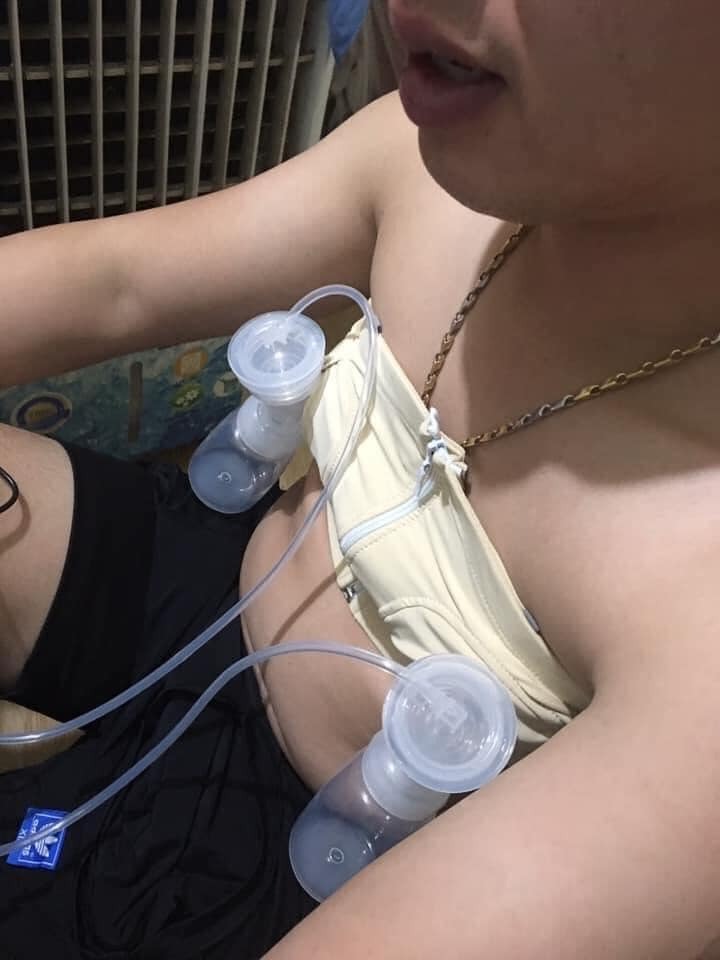 Chả là vợ tôi bầu được 7 tháng hôm nay đi sắm đồ sơ sinh...

Và đây là tôi 12h đêm vợ tôi kêu lắp thử máy hút sữa để mai sau biết cách dùng. Đang chơi game thì thấy vợ mang ra lắp ráp kêu anh cho em mượn người tí. Tưởng làm gì hoá ra vợ kêu tôi mặc áo và đeo bình hút vào 😳

Vợ tôi cắm điện mà đàn ông tí nào như đàn bà. Có mỗi cái "n.ú.m" thế mà cũng nghĩ ra trò thử nghiệm với tôi được 😂😂

Tham gia Những Tấm Chiếu Mới! ✅ để biết nhiều bài hay ho hơn ạ🤩
Thế là vợ tôi bắt tôi mặc áo- đeo máy hút sữa. Bật các chế độ matxxa rồi hút mạnh nhẹ các kiểu 🤧🤧🤧

Ông nào chưa đeo thì đeo thử đi cũng hay phết các ông ạ. Chả biết tả thế nào nói chung khó tả lắm các ông ạ 😂😂😂

Không biết từ giờ tới khi vợ nằm ổ, không biết còn bắt tôi trải nghiệm cái gì nữa không 🙄🙄🙄

Share: Đức Long