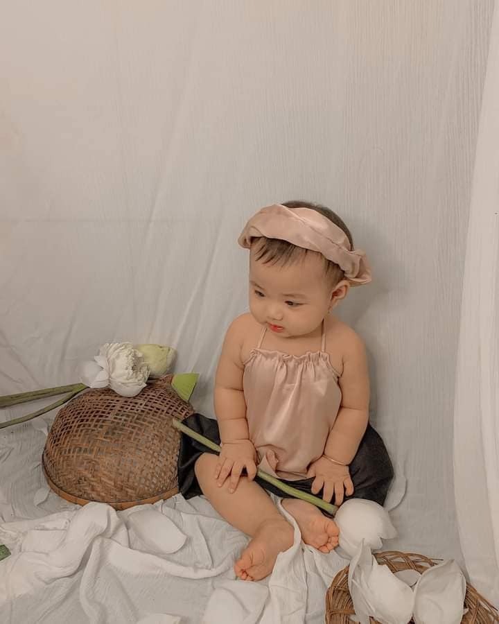 Bộ ảnh trị giá 40k mùa dịch 😆
Yếm đào em được mẹ lấy đồ cũ cắt may thí đại cho 😆😆
Rỗ tre, ghế nồi lấy của bà nội
Hoa sen ra chợ mua hết 40k 
Mẹ em chụp bằng đt và chỉnh ảnh, thế là em có được vài chiếc ảnh sống ảo 🥰🥰🥰
Mom nào mà muốn có ảnh bé nhỏ nhỏ xinh xinh làm kỉ niệm thì áp dụng nhé❤
- Cục cưng của Mẹ Vân Nguyễn-