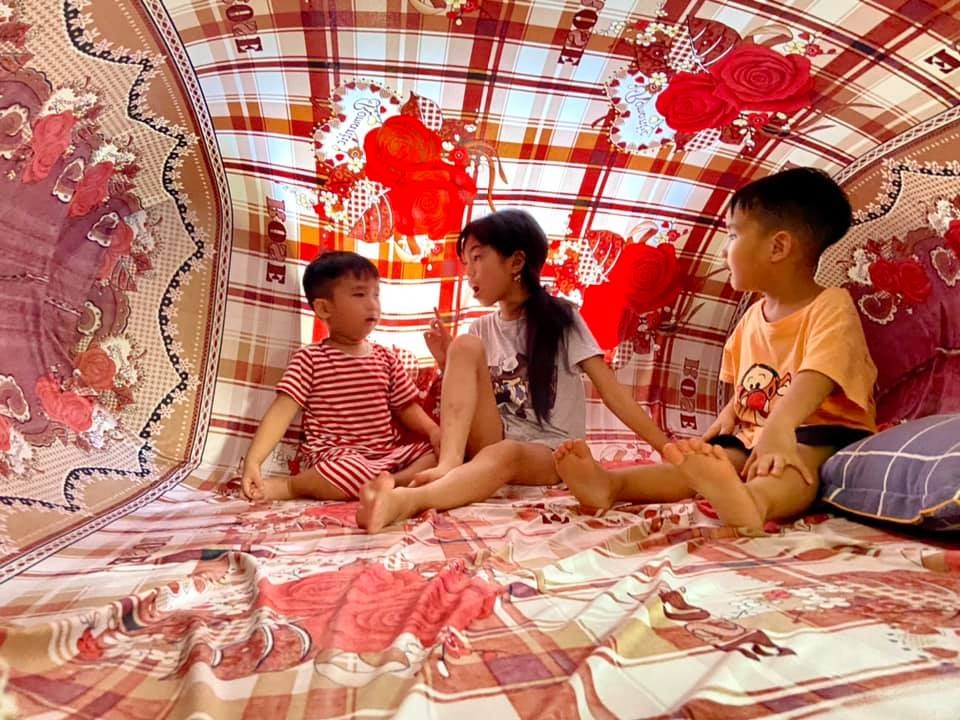 Đây là “căn nhà” của riêng đám trẻ con nhà t🤣 được về quê, được cậu với dì cho khám phá đủ món chơi kiểu “nhà quê” để có tuổi thơ thật đẹp và đáng nhớ. 

Tuổi thơ t cũng thường làm “nhà” nhưng toàn là “nhà lá chuối” “nhà chiếu” chứ lúc ấy ngu nên k nghĩ ra căn nhà sịn sò vừa mát vừa kiên cố ntn🤣🤣🤣

Cre: Ko sợ chó