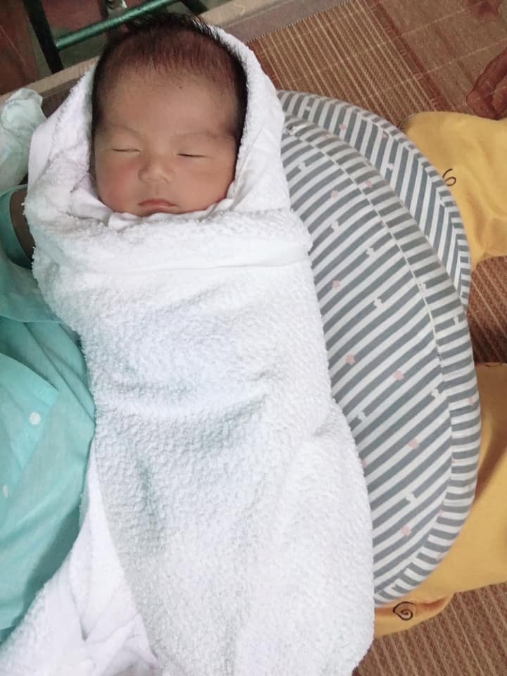 Cháu về đích đc 1 thời gian rồi các cô các bác ạ, thai giáo quả thực diệu kỳ, cháu biết ngoe nguẩy theo nhạc mẹ cháu bật hồi cháu ở trong bụng, mẹ cháu đến giờ vãn  chưa tin vào mắt mình @@ nếu ko có mamibabi chắc chẳng bao giờ mẹ con cháu đc tiếp cận với thai giáo, cháu cảm ơn cả nhà mình nhé. Mẹ nào bầu mà ko thai giáo hẳn sẽ đáng tiếc lắm, cảm giác con mình hiểu mình ngay từ khi trong bụng sẽ ko đến lần thứ 2