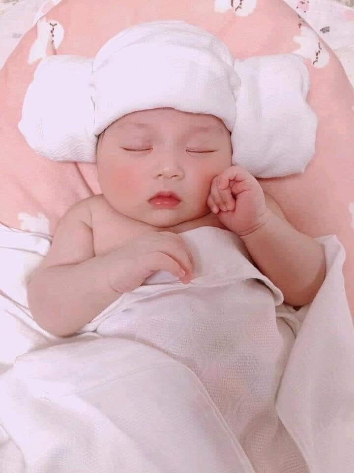 Chuyện hơi tế nhị 1 chút, mọi người cho em hỏi có ai có bầu xong là bị hôi nách trầm trọng k ạ. E chà chanh làm đủ kiểu rồi. Tắm rửa sạch sẽ mà tí là mùi lại nồng nặc. Mình còn k ngửi nổi nói gì người khác ạ. Trời nóng này đi làm ngại kinh khủng 😭, ai có cách gì chỉ e với. Thanks các mom