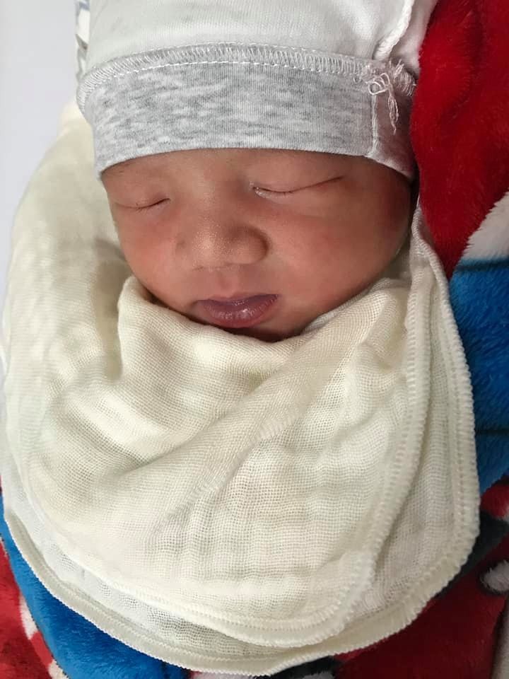 REVIEW ĐI ĐẺ Ở VIỆN PSTW CHO MẸ NÀO CẦN NHÉ Ạ 🥰 

Vì nhiều bạn bè hỏi e đi đẻ ở pstw và đẻ ntn nên tiện đây e viết 1 thể luôn cho mẹ nào cần ạ. Bài viết có thể hơi dài mng cố gắng đọc hết nhé 🤣 

Sáng ngày 24/12 tầm 10h đi wc thì e thấy bung nút nhầy nhg chưa đau bụng hay ra máu gì. Nên vẫn bình tĩnh đi ra hàng gội đầu gội cho sạch sẽ xong về tắm rửa. Đến tầm 12h bắt đầu có cơn đau bụng nhg vẫn nhẹ nhàng thôi, nên vẫn ở nhà đợi tiếp. Vì lúc đó e ở nhà ngoại ngay trên Hàng Đậu cách pstw có 1-2 cây thôi nên đến 3h chiều khi thấy cơn đau dồn dập hơn mới xách giỏ đi vào viện 🤣 ce nào mà ở xa thì nên vào viện luôn nhé chứ đừng ở nhà đợi vì cơ địa mỗi ng khác nhau, tốt nhất khi thấy có dấu hiệu sắp đẻ thì xách mông đi ngay và luôn ạ 🤣 

Vào pstw thì vào thằng khoa cấp cứu ở tầng 1 toà BC cổng Tràng Thi nha các mẹ. Vào khoa cấp cứu r thì sẽ đc trải nghiệm ngay cảm giác khám trong cực kì thốn ở ngay phòng đầu tiên nhé 🙂 e vào viện tầm 3h30h, khi ấy bsi khám trong thì chưa mở phân nào. Nên bsi cho đi siêu âm r nằm chạy máy xem có cơn gò chưa. Sau khi xong xuôi thì kết quả là có cơn gò nhg chưa nhiều, nhg vì e đau bụng nên bsi giữ lại theo dõi. Từ khi vào viện đến hơn 6h tối vẫn ko mở phân nào, nhg bụng thì vẫn cứ đau và đau ngày 1 nhiều hơn. Trong suốt tgian nằm theo dõi thì e đc bsi đo huyết áp, đo tim thai liên tục và cũng ko quên khám trong đến 3 lần 🙃 đến khoảng 6h30 tối thì 1 chị bsi vào đo tim thai cho e và bảo tim thai vẫ bt, ctc cũng chưa mở nhg k hiểu sao e lại vẫn đau bụng rất nhiều nthe. Chị ý còn hỏi e hay e có ăn j lạ nên bị đau bụng ko 😅 e bảo ko đau bụng đi i* nó khác e biết mà đây k phải đau bụng đi i* đâu c. Như kiểu mình giả vờ đau bụng để đi đẻ vậy nên đây là điểm trừ đầu tiên trong hành trình đi đẻ của e ở đây nhé 😆 

Sau khi chị bsi kia đi r thì e bực mình nên cố dậy đi vào phòng cấp cứu đòi khám tiếp xem đc đẻ chưa 🤷‍♀️ và lần này bsi hô mở 1p, thụt thôi 🤪 trong đầu lúc ý đang liên tưởng đến việc phải uống 1 cốc nước trắng ởn như thuốc sổ để đi i* hết ra, nhg ko nha. Bsi dùng 1 cái ống dài thụt phát vào đ.ít mình, rất nhẹ nhàng và mát lạnh 🤣 chỉ 1s sau là cơn buồn i* ập đến :)) thế là e thay qáo của viện r vào đi i* 😂 xong xuôi thì quay lại lấy nốt giấy tờ r theo bsi đi lên tầng 7 là phòng đẻ nhé. Tạm biệt người nhà và cuộc vượt cạn chỉ có 1 mình bắt đầu từ đây 🙃 

Tầng 7 là khoa đẻ của pstw. Lên cùng e hôm đó có 2 mẹ nữa. Sau khi 3 ng bọn e vào trong thì ôi thôi có bác bảo vệ khoá trái cửa luôn. Ng nhà ko đc vào và sản phụ cũng k đc ra nữa. Cần đưa đồ j thì ở bên cạnh cửa có 1 ô vuông chỉ thò vừa 1 cánh tay đc thôi nhé. Tiếp theo là vào phòng khai tt cá nhân, và lại leo lên bàn khám trong lần nữa 😩 đến đoạn này thì e đau quá nên ng co như con tôm, bsi mới bảo thế này tí làm sao mà đẻ đc. Nhg đau quá r nên coi như điếc. 

Xong bọn e đc chuyển sang phòng chờ đẻ. Hôm e đi đẻ đúng đêm noel nên có vẻ vắng hơn 😅 còn thừa khá nhiều giường. Vào đây thì sẽ đc nằm chạy máy. Cảm giác chạy máy lúc này khá là thốn vì người đau mỏi, bụng thì cứ quặn lên từng cơn nhg vẫn phải cố nằm im 1 tư thế. Sau khi chạy máy xong thì là quãng thời gian chờ đợi dài dằng dặc để đc đẻ. Vì e vẫn chưa mở thêm phân nào nên bsi bảo phải đợi thôi, ai đẻ lần đầu cũng vậy 🙂 và dần dần thì cơn đau càng ngày càng tăng. Đến khoảng 12h e đau quá mới mò sang phòng bên cạnh để khám trong tiếp, lúc ý mới mở 2p 😅 bsi mới dặn khi nào về đau 10p 3 cơn thì vào đây tiếp. Mò về đc đến giường đau thấy ông bà vải luôn r, hết nằm lại ngồi. Hết ngồi lại cố đứng. Đau nhg vẫn cố hóng hớt để xem những mẹ khác đẻ ntn. À nói thêm ở phòng chờ đẻ thì sẽ có 2 phòng to. Mỗi phòng khoảng chục giường. Hôm e đẻ vì là buổi đêm thì thấy là những mẹ nào chưa có cơn đau thì sẽ vào 1 phòng để ngủ. Còn lại những mẹ nào k ngủ đc thì sẽ tụ tập ở phòng còn lại. Điểm trừ tiếp theo ở đoạn này là 2 phòng chờ đẻ nhg có đúng 1 wc ở góc trong của phòng bên tay trái. Có 1 lúc e buồn đi đ.ái mà phải ôm cái bụng lết từ phòng bên kia sang phòng bên này, cảm giác xa như đi từ nhà ngoại về nhà chồng vậy 🙄 điểm trừ tiếp theo nữa là trong cơn đau đẻ vật vã thì chỉ có 1 mình, hoàn toàn k đc gặp ng nhà mà nhất là gặp chồng. Ít ra trong lúc đau đớn vật vã khổ sở thì phải cho chồng chứng kiến mà thấy thương vợ hơn chứ 😅 nhg ko, chỉ có mấy anh hộ lý nam đi ra đi vào hỏi xem đau lắm chưa e mà thôi 😅😅😅 

Khoảng hơn 1 tiếng sau e đau hết chịu nổi r nên lại mò sang phòng bên cạnh để xin khám tiếp. Lần này có 1 anh bsi hay hộ lý gì đó khám, vì thấy e đau quá nên anh í cho e nằm chạy máy luôn trên cái bàn đẻ. Lúc nằm trên ý vẫn cố sức gọi ft cho chồng 1 cuộc khóc tu tu kêu vợ đau quá 😅 sau đó là e đau quá nên giãy vs vặn mình tuột hết cả dây máy ra, suýt thì rơi luôn xuống xô c*ứt ở đấy 🤣 nên bsi lại bê e về phòng chờ đẻ nằm tiếp vì phải mở 4p mới tiêm giảm đau đc chứ bh thì chịu, phải chờ thôi e 🤣 lúc ý đau quá e xin mổ mà ko đc mổ, mặc dù người nhà e có ng quen đó mà cũng ko đc mổ, bsi khuyến khích đẻ thường đến cùng. E bắt chồng gọi hết cho ng nhà để nhờ xin mổ cho e mà ko đc. Thế là đêm dài như vô tận, về phòng chờ đẻ e cứ nằm rên như chó con bị bỏ đói. Cứ 3-4p lại 1 cơn đau, cứ như thế đến sáng hsau 7h chồng e mới đc mò lên thăm vợ. 

Thế là cả 1 đêm em mở có 2p. 6h sáng khám lại mới lên đc 3p. Đến tầm gần 8h thì tất cả sản phụ sẽ đc khám lại hết 1 lượt xem mở bn phân r thì may quá lúc ý e mở 4p r. Đc bê đi tiêm gây tê luôn và ngay 🤣 gây tê sẽ nằm co chân lên giống dáng con tôm đó mng, bsi sẽ sát trùng sống lưng r tiêm thẳng vào cột sống. Phải nói là sau khi đc tiêm tê e mới có cảm giác mình sống lại 🤣 cơn đau dịu dần và e ngù thiếp đi đc 1 lúc. Sau đó thì bsi bấm ối cho e để e bé xuống nhanh hơn. Bấm xong thì k hiểu sao 1 lúc sau nc ối của e nghe bsi nói loáng thoáng là chuyển màu xanh r. Cho đi mổ gấp thôi 🙄 nhg đợi mãi k thấy đc đi mổ bsi bảo phải xét nghiệm máu xem có vđề j ko đã. Thế là e lại nằm đợi. R từ đây e cứ thấy người nóng bừng, toát hết mồ hôi xong là cứ ngủ thiếp đi k biết j hết. Sau khi tỉnh dậy thì tự dưng thấy bn bsi vây quanh mình đang chằng dây vào ngón tay, r cho e thở cả oxy. Lúc này mới nghĩ trong đầu thôi bỏ mẹ r chả lẽ mình sắp tèo 😬 sao ko thấy ai phải chăng dây mà mình lại bị lắm dây lắm máy móc thế. Mới hỏi anh hộ lý thì a ý bảo e bị huyết áp tăng đột ngột, người thì sốt 38 39 độ 😅 anh ý còn hỏi trong quá trình khám thai e có bị huyết áp cao bao giờ ko thì e bảo ko. Thế r a ý bảo đây lả 1 trường hợp kiểu như biến chứng nhẹ trong lúc đẻ. E ko có cơn rặn, bsi thử cho rặn thì huyết áp lại lên cao vút. E nằm theo dõi khoảng 2 tiếng, có lúc tỉnh lại thấy anh hộ lý í đi vào ngó cái màn hình máy huyết áp của e r lắc đầu 😅 tự hỏi sao vẫn chưa ai bê mình đi mổ vậy 🥲 sau đó thì bsi tiêm kháng sinh cho e nên e tỉnh táo hơn để tiếp tục đẻ 🙄 bsi cứ bảo thử rặn e nhé khi nào a hô rặn là rặn. Có 2 chị còn kéo chân cho e. Nhg vẫn như vậy cứ rặn 1 cái huyết áp lại lên. Lúc ý là gần 12h r e vẫn chưa đẻ đc. Sau đấy e lại nghe bsi gọi bảo cho e đi mổ lần 2 😅. Gọi chồng lên lần 2 kí giấy tờ xong xuôi hết r, đứng đợi ngay cửa trong tư thế sẵn sàng khiêng vợ đi mổ. Thì bỗng dưng anh bsi trực chính của ekip ngày hôm í bước vào như 1 vị thần. Sau vài phút nghe tình hình của e thì anh phán luôn 1 câu đẻ thường đc, để anh 😬😬😬 và đúng thật. Anh banh chân em ra cái và hô RẶN, RẶN MẠNH VÀO CON NÓ Ở NGAY ĐÂY RỒI KO CỐ MÀ ĐƯA NÓ RA ĐC À. Ok anh nghe thế e lấy hết sức bình sinh rặn 1 hơi cũng dài như từ nhà ngoại về nhà nội, kèm theo chị hộ lý bên cạnh ra sức ấn bụng. Và e cảm giác thấy 1 tiếng roẹt nhg ko đau, nhg e biết là anh vừa rạch cho e 1 đường rồi 🙃 sau cú rạch của anh thì cũng là lúc thằng con e nó tòi ra luôn. Ngàn lần đội ơn anh huhu nhẹ hết cả bụng và e thở phào nhẹ nhõm đc r 😭 
Vì e bị sốt nên con ko đc áp da vs mẹ mà đc cho ra nằm đèn. Sau khi đẻ xong thì e nằm đúng kiểu phơi thây trên bàn đẻ, 2 chân dạng tè he ra cho chị hộ lý khâu. Mọi ng cứ bảo lúc khâu còn đau hơn đau đẻ nhg e khâu lại ko có cảm giác đau là gì nhé. Chắc đc tiêm tê nhiều 😅 khâu khá lâu phải 20p mới xong. Sau đấy thì e đc chuyển ra xe đẩy về phòng sau sinh. Vào phòng nằm xong xuôi thì em bé đc bsi bế vào sau. 

Vì e đẻ thường nên hôm sau đc ra viện luôn. E phải tiêm kháng sinh nên bsi bảo nếu muốn ở lại theo dõi cho chắc thì ở thêm 1 ngày nữa, nhg e chọn về nhà cho thoải mái. E vẫn đăng kí phòng dịch vụ 3 giường/phòng. Giá phòng hình như hơn 1tr e k nhớ chính xác. Sau sinh thì e có dùng thêm dv lấy máu gót chân cho con, sàng lọc tim bẩm sinh, chiếu tia plasma cho mẹ. Chi phí tổng là tầm 8tr, e có BHYT. Trong đó bao gồm tiền cảm ơn ekip bsi 3tr, tiền giảm đau 1tr5, lấy máu gót chân 500k, chiếu tia plasma 250k, tiền khám + tiền giường hơn 2tr nữa. 

Mọi ng bảo sao ko đẻ dịch vụ, r mổ chủ động cho đỡ đau. Vì e chửa rất to, ai gặp e ngoài đời thì biết ạ. Lần nào đi khám bsi cũng tưởng sinh đôi 🙃 nhg e xác định tư tưởng ngay từ đầu là e đẻ ở pstw, nhỡ có vấn đề gì còn yên tâm. Và đúng là trong lúc đẻ e gặp vấn đề thật. Nếu ở viện khác thì chắc e bị bê đi mổ luôn r. Nhg ở đây các bsi vẫn giữ cho e đẻ thường đc đến cùng, mà e cũng chắc chỉ ở đây bsi giỏi mới dám để e nằm sốt 2 tiếng trên bàn đẻ như vậy. Nên là sau này nếu e có đẻ đứa nữa thì e vẫn chọn đẻ ở pstw nhé 🤪