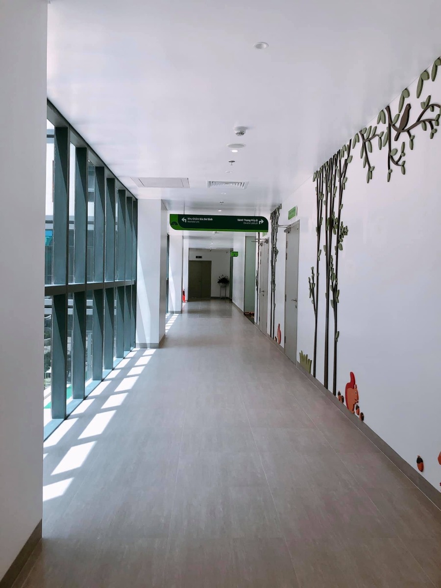 Trải nghiệm Bệnh viện đa khoa Hồng Ngọc Phúc Trường Minh ☺️
...
- Bước đến cổng có bảo vệ đỡ xuống xe và đo nhiệt độ
- Sau đó vào khu test nhanh covid và khử khuẩn, hết khoảng 30p
- Tiếp theo có các bạn nhân viên hướng dẫn và dắt các mẹ bầu đi từng phòng: khám - xét nghiệm nước tiểu - xét nghiệm máu- siêu âm - chạy máy
- Thời gian chờ kết quả xét nghiệm khá lâu (khoảng 1-1,5 tiếng). Trong thời gian này có thể xuống dưới tầng 1 ăn nhẹ, uống nước miễn phí ạ - lúc vào khám mỗi mom được phát 1 phiếu ăn free nha
- Khi có kết quả xét nghiệm, chạy máy đầy đủ thì sẽ đi khám với bác sỹ gây mê, đi nghe kết luận của bác sỹ sản và lên lịch hẹn cho lần sau
- Cuối cùng nếu các mẹ có nhu cầu thì sẽ có 1 bạn nhân viên tư vấn dẫn đi thăm quan và giới thiệu các khu bệnh viện nhé 😂
- Em update thêm ảnh các phòng VIP, phòng riêng, phòng tiêu chuẩn nhé.