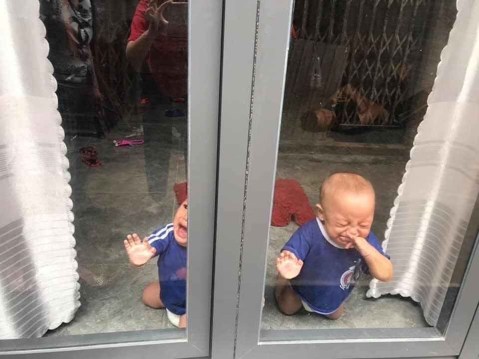 -Nhờ Chồng trông con 1 tí 🙂 

Mẹ đi ra ngoài 1 tí, BA để ý 2 con nhé. Đóng cửa cẩn thận , nó bò ra đường là mệt đấy. Ok Ok 🙂, lúc về thấy THẰNG BA NÓ đang ngủ, mà gọi không nghe. 

( nhìn kĩ là sẽ thấy Ba nó đang ngủ ở trong ) 🙄😂

Nguồn: Mỹ Duyên