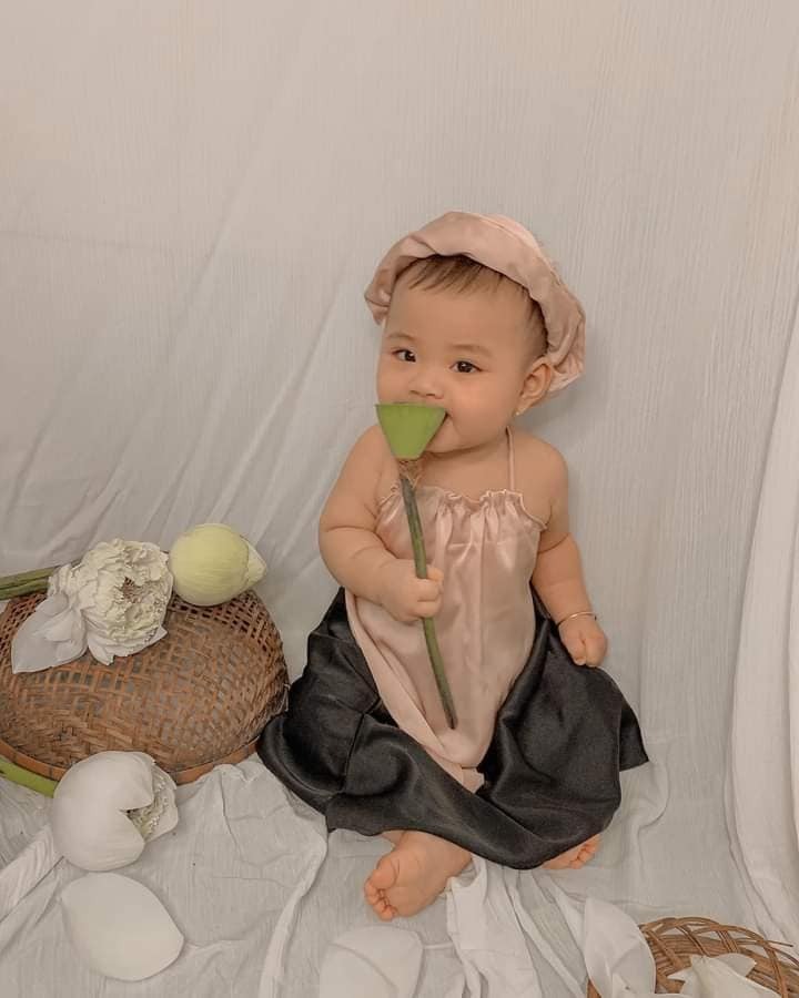 Bộ ảnh trị giá 40k mùa dịch 😆
Yếm đào em được mẹ lấy đồ cũ cắt may thí đại cho 😆😆
Rỗ tre, ghế nồi lấy của bà nội
Hoa sen ra chợ mua hết 40k 
Mẹ em chụp bằng đt và chỉnh ảnh, thế là em có được vài chiếc ảnh sống ảo 🥰🥰🥰
Mom nào mà muốn có ảnh bé nhỏ nhỏ xinh xinh làm kỉ niệm thì áp dụng nhé❤
- Cục cưng của Mẹ Vân Nguyễn-