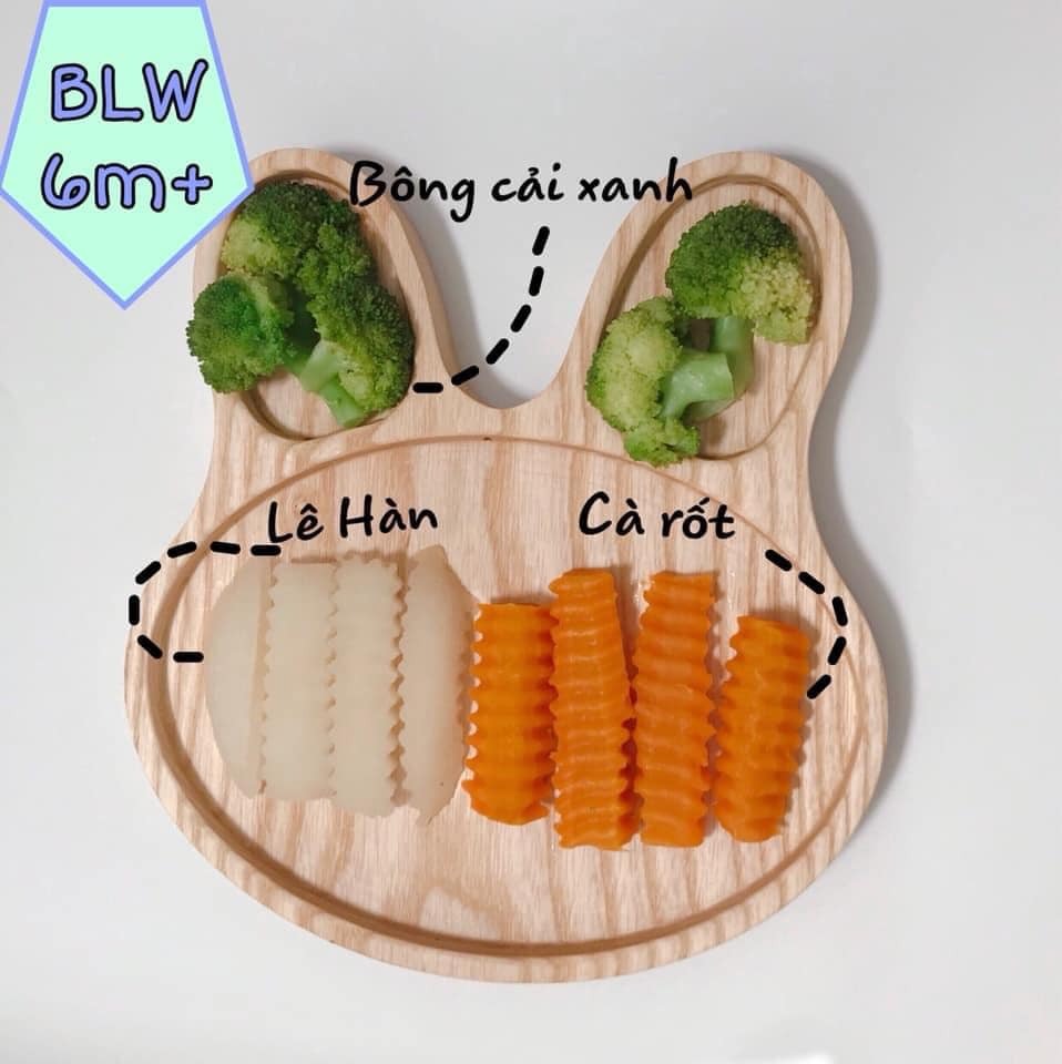 ⭐️Sau khi tìm hiểu em dc biết dưới 1 tuổi sữa vẫn là chính( con hấp thu sữa tốt hơn so vs thức ăn, giai đoạn này chỉ là tập cho con làm quen với nguồn dinh dưỡng khác ngoài sữa thôi)

☘️Để con hứng thú khi ăn, thik ăn và muốn dc ăn, tránh biếng ăn sau này và tập kĩ năng thêm cho con, cũng như là em thật sự ngán cảnh đút cơm cháo 2-3 tiếng đồng hồ, ăn là phải có đam mê chứ không phải là ép con ăn nên em đã chọn phương pháp BLW☺️

💥Thực đơn BLW cho bé 6m+ cũng khá là đơn giản 3 tuần đầu sẽ là rau củ và trái cây:
* Rau củ: hấp hoặc luộc
* Trái cây: trừ bơ và chuối, còn lại các loại khác hấp cho bé( đến 7m+ k cần hấp nữa, hoặc sau khi bé làm quen rồi có thể k cần hấp) chọn trái cây có vị thanh ngọt, hạn chế loại trái cây có vị chua.
Đến tuần thứ 4 bổ sung vào thực đơn thêm: cơm nát , bánh mì lát nướng sơ hoặc áp chảo( tránh mềm qá bé bị hóc)

👉Và dưới đây e xin chia sẻ thực đơn 6m+ cho bé, cho các mom vừa bắt đầu cho bé theo phương pháp này tham khảo thêm nha: 

https://mamibabi.com.vn/thuc-don-an-dam?type=5