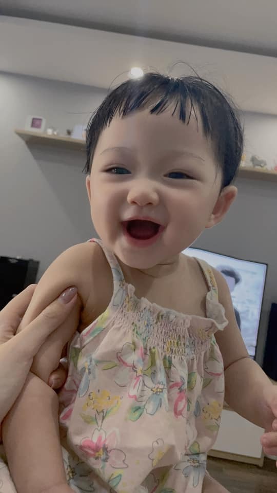 Hnay tự nhiên mẹ nhớ 2 Thỏ ngày mới chào đời ... Thương lắm tải nằm lồng kính 1 ngày 1 đên mới đc về với mẹ ...
Sáng 8h42p - 8h43p Thỏ chị & Thỏ em cất tiếng “ Oe oe oe “ chớp mắt đã đc 8m5 rồi con ah ...
