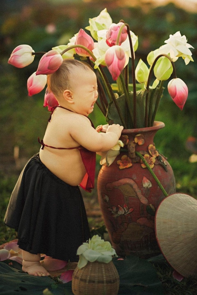 Mùa sen thấy mng khoe ảnh chụp sen nhiều nên em cũng xin phép khoe bộ ảnh của nàng Tấm mỏng manh nhà em 🤣🤣 
Không bắt được con cá nào mà khóc mãi không thấy bụt hiện lên 🤷🏻‍♀️