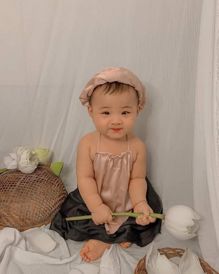 Bộ ảnh trị giá 40k mùa dịch 😆
Yếm đào em được mẹ lấy đồ cũ cắt may thí đại cho 😆😆
Rỗ tre, ghế nồi lấy của bà nội
Hoa sen ra chợ mua hết 40k 
Mẹ em chụp bằng đt và chỉnh ảnh, thế là em có được vài chiếc ảnh sống ảo 🥰🥰🥰
Mom nào mà muốn có ảnh bé nhỏ nhỏ xinh xinh làm kỉ niệm thì áp dụng nhé❤
- Cục cưng của Mẹ Vân Nguyễn-