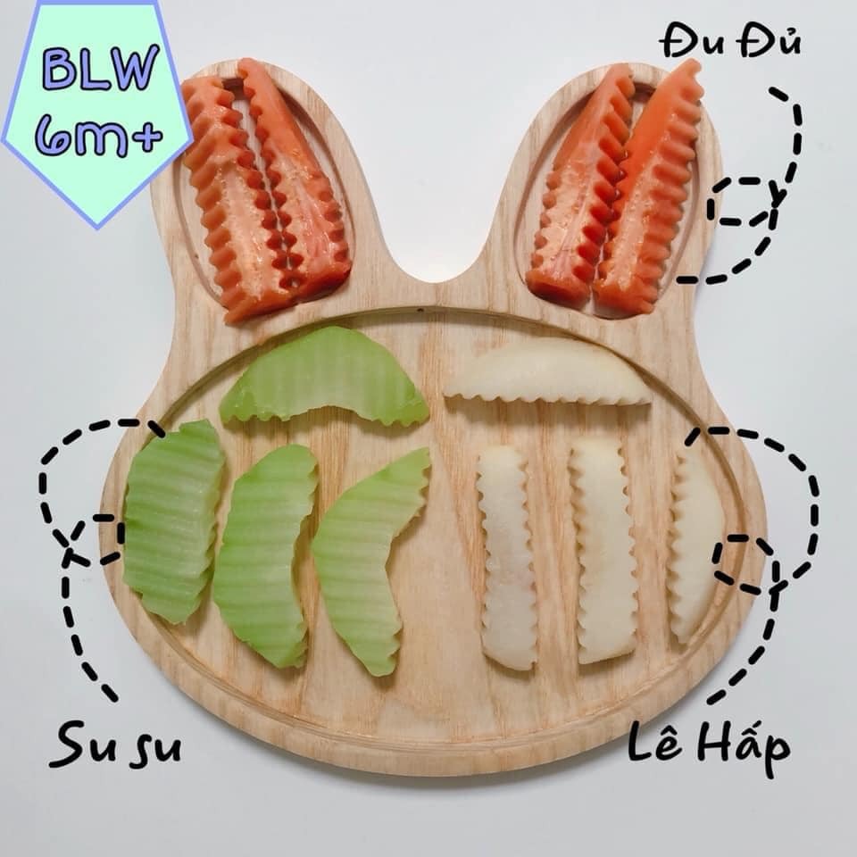 ⭐️Sau khi tìm hiểu em dc biết dưới 1 tuổi sữa vẫn là chính( con hấp thu sữa tốt hơn so vs thức ăn, giai đoạn này chỉ là tập cho con làm quen với nguồn dinh dưỡng khác ngoài sữa thôi)

☘️Để con hứng thú khi ăn, thik ăn và muốn dc ăn, tránh biếng ăn sau này và tập kĩ năng thêm cho con, cũng như là em thật sự ngán cảnh đút cơm cháo 2-3 tiếng đồng hồ, ăn là phải có đam mê chứ không phải là ép con ăn nên em đã chọn phương pháp BLW☺️

💥Thực đơn BLW cho bé 6m+ cũng khá là đơn giản 3 tuần đầu sẽ là rau củ và trái cây:
* Rau củ: hấp hoặc luộc
* Trái cây: trừ bơ và chuối, còn lại các loại khác hấp cho bé( đến 7m+ k cần hấp nữa, hoặc sau khi bé làm quen rồi có thể k cần hấp) chọn trái cây có vị thanh ngọt, hạn chế loại trái cây có vị chua.
Đến tuần thứ 4 bổ sung vào thực đơn thêm: cơm nát , bánh mì lát nướng sơ hoặc áp chảo( tránh mềm qá bé bị hóc)

👉Và dưới đây e xin chia sẻ thực đơn 6m+ cho bé, cho các mom vừa bắt đầu cho bé theo phương pháp này tham khảo thêm nha: 

https://mamibabi.com.vn/thuc-don-an-dam?type=5