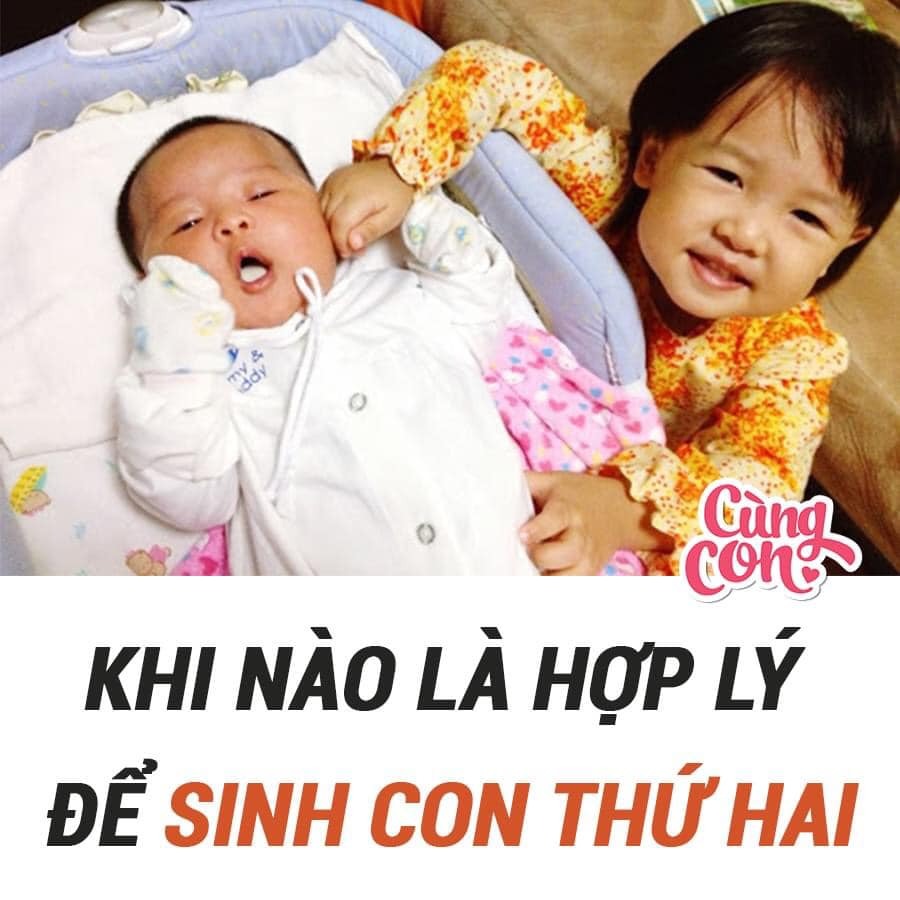 KHI NÀO LÀ HỢP LÝ ĐỂ SINH CON THỨ HAI

Có một thực tế vô cùng khó chịu nhưng lại thường thấy hiện nay là sự quan tâm thái quá của những người xung quanh đến việc cá nhân của người khác. Cụ thể là việc sinh nở. Việc vốn dĩ là của hai cá nhân, trở thành việc của hai bên nội ngoại, của hàng xóm láng giềng, của đồng nghiệp, thậm chí là của cả bà hàng nước gần nhà. Chắc không ít người đã từng “được” nhắc: “Làm đứa nữa luôn đi”.

Không lâu trước, các mẹ bỉm sữa rộn ràng chia sẻ bài viết của một mẹ có hai con nhỏ hối hận về việc sinh con quá liền nhau. Người đồng tình, người nói sinh liền cho tiện, người bảo đẻ cho xong nhiệm vụ.

Mình vẫn không giải thích được sinh thêm một đứa con cho tiện là tiện làm gì, xong nhiệm vụ với ai? Một sinh linh có mặt trên cuộc đời này với lý do sao nhảm nhí và nhẫn tâm đến thế. Buông một lý do cho tiện mồm thôi cũng cần cân nhắc người đón nhận có tiện nghe không, đứa trẻ sau này lớn lên tiện tai nghe thấy liệu có tiện lòng suy nghĩ?

Là một người mẹ và từ góc độ một người làm trong ngành giáo dục thường xuyên tiếp xúc với trẻ nhỏ, cá nhân mình thấy những người mẹ muốn sinh con thứ hai cần cân nhắc những điều sau:

- Người mẹ đã sẵn sàng về thể lực và tâm lý để làm mẹ lần hai chưa? Thêm một đứa trẻ là thêm gấp đôi công việc, nhưng lại thêm gấp ba đến bốn lần sức nặng tinh thần. Vì ngoài chăm sóc thêm một đứa trẻ, người mẹ còn phải giải quyết rất nhiều vấn đề xung quanh mối quan hệ giữa hai đứa trẻ và mối quan hệ giữa hai đứa trẻ với những người xung quanh.

- Người mẹ (có sự đồng hành của người bố) có sắp xếp được thời gian để chăm sóc cho mình và từng đứa con tốt nhất có thể không? Con cần mẹ, chứ không cần ông bà hay những người lạ. Mẹ phải đủ khả năng để có thể cáng đáng một mình. Ông bà và mọi người xung quanh chỉ đảm nhiệm vai trò hỗ trợ.

- Gia đình đã có kế hoạch về kinh tế để đầu tư vào thêm một con người hay chưa? Sự thật là cùng với sự ra đời của một đứa trẻ là muôn vàn nỗi bận tâm về kinh tế. Đừng để niềm vui trở thành gánh nặng, thành lý do cho mâu thuẫn nối tiếp mâu thuẫn.

- Con đầu đã đủ cứng cáp chưa? Con đã được nhận sự chăm sóc tốt nhất về sức khỏe, tinh thần và được bên bố mẹ nhiều nhất có thể mà một đứa trẻ cần có chưa? Con đã sẵn sàng để làm anh/chị chưa? Con có em là có thêm niềm vui của tình thân, của bạn bè. Có cứng cáp, có đủ đầy về sức khỏe và tinh thần mới vui được niềm vui có em làm bạn. Một đứa trẻ cần mẹ, cần bố hơn cần em. Một đứa trẻ phải học chia sẻ khi chúng còn chưa được “hưởng” đủ mẹ, đủ bố để hiểu về chia sẻ, hơi khó nghe, nhưng nhẫn tâm lắm. Rồi bọn trẻ đều sẽ lớn cả thôi. Nhưng hành trình ấy nhẽ ra có thể vui vẻ hơn, ngọt ngào hơn, bình an hơn, tại sao không?

Sinh nở, nuôi con là việc cá nhân. Những người mẹ hãy cứ mạnh dạn mà ích kỷ nghĩ về mình, con mình, gia đình nhỏ của mình thôi. Nếu đó là mong mỏi của ông bà, là ý muốn của người ngoài hay của một cái “tiện mồm” nào đó, bình tâm gạt hết sang bên. Người sinh con là mẹ, người trực tiếp nuôi con là mẹ, người dễ dàng bị xáo trộn nhiều nhất là đứa con đầu. Cớ sao chúng ta phải cân nhắc đến những người chẳng trực tiếp liên quan?