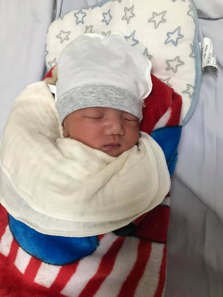 REVIEW ĐI ĐẺ Ở VIỆN PSTW CHO MẸ NÀO CẦN NHÉ Ạ 🥰 

Vì nhiều bạn bè hỏi e đi đẻ ở pstw và đẻ ntn nên tiện đây e viết 1 thể luôn cho mẹ nào cần ạ. Bài viết có thể hơi dài mng cố gắng đọc hết nhé 🤣 

Sáng ngày 24/12 tầm 10h đi wc thì e thấy bung nút nhầy nhg chưa đau bụng hay ra máu gì. Nên vẫn bình tĩnh đi ra hàng gội đầu gội cho sạch sẽ xong về tắm rửa. Đến tầm 12h bắt đầu có cơn đau bụng nhg vẫn nhẹ nhàng thôi, nên vẫn ở nhà đợi tiếp. Vì lúc đó e ở nhà ngoại ngay trên Hàng Đậu cách pstw có 1-2 cây thôi nên đến 3h chiều khi thấy cơn đau dồn dập hơn mới xách giỏ đi vào viện 🤣 ce nào mà ở xa thì nên vào viện luôn nhé chứ đừng ở nhà đợi vì cơ địa mỗi ng khác nhau, tốt nhất khi thấy có dấu hiệu sắp đẻ thì xách mông đi ngay và luôn ạ 🤣 

Vào pstw thì vào thằng khoa cấp cứu ở tầng 1 toà BC cổng Tràng Thi nha các mẹ. Vào khoa cấp cứu r thì sẽ đc trải nghiệm ngay cảm giác khám trong cực kì thốn ở ngay phòng đầu tiên nhé 🙂 e vào viện tầm 3h30h, khi ấy bsi khám trong thì chưa mở phân nào. Nên bsi cho đi siêu âm r nằm chạy máy xem có cơn gò chưa. Sau khi xong xuôi thì kết quả là có cơn gò nhg chưa nhiều, nhg vì e đau bụng nên bsi giữ lại theo dõi. Từ khi vào viện đến hơn 6h tối vẫn ko mở phân nào, nhg bụng thì vẫn cứ đau và đau ngày 1 nhiều hơn. Trong suốt tgian nằm theo dõi thì e đc bsi đo huyết áp, đo tim thai liên tục và cũng ko quên khám trong đến 3 lần 🙃 đến khoảng 6h30 tối thì 1 chị bsi vào đo tim thai cho e và bảo tim thai vẫ bt, ctc cũng chưa mở nhg k hiểu sao e lại vẫn đau bụng rất nhiều nthe. Chị ý còn hỏi e hay e có ăn j lạ nên bị đau bụng ko 😅 e bảo ko đau bụng đi i* nó khác e biết mà đây k phải đau bụng đi i* đâu c. Như kiểu mình giả vờ đau bụng để đi đẻ vậy nên đây là điểm trừ đầu tiên trong hành trình đi đẻ của e ở đây nhé 😆 

Sau khi chị bsi kia đi r thì e bực mình nên cố dậy đi vào phòng cấp cứu đòi khám tiếp xem đc đẻ chưa 🤷‍♀️ và lần này bsi hô mở 1p, thụt thôi 🤪 trong đầu lúc ý đang liên tưởng đến việc phải uống 1 cốc nước trắng ởn như thuốc sổ để đi i* hết ra, nhg ko nha. Bsi dùng 1 cái ống dài thụt phát vào đ.ít mình, rất nhẹ nhàng và mát lạnh 🤣 chỉ 1s sau là cơn buồn i* ập đến :)) thế là e thay qáo của viện r vào đi i* 😂 xong xuôi thì quay lại lấy nốt giấy tờ r theo bsi đi lên tầng 7 là phòng đẻ nhé. Tạm biệt người nhà và cuộc vượt cạn chỉ có 1 mình bắt đầu từ đây 🙃 

Tầng 7 là khoa đẻ của pstw. Lên cùng e hôm đó có 2 mẹ nữa. Sau khi 3 ng bọn e vào trong thì ôi thôi có bác bảo vệ khoá trái cửa luôn. Ng nhà ko đc vào và sản phụ cũng k đc ra nữa. Cần đưa đồ j thì ở bên cạnh cửa có 1 ô vuông chỉ thò vừa 1 cánh tay đc thôi nhé. Tiếp theo là vào phòng khai tt cá nhân, và lại leo lên bàn khám trong lần nữa 😩 đến đoạn này thì e đau quá nên ng co như con tôm, bsi mới bảo thế này tí làm sao mà đẻ đc. Nhg đau quá r nên coi như điếc. 

Xong bọn e đc chuyển sang phòng chờ đẻ. Hôm e đi đẻ đúng đêm noel nên có vẻ vắng hơn 😅 còn thừa khá nhiều giường. Vào đây thì sẽ đc nằm chạy máy. Cảm giác chạy máy lúc này khá là thốn vì người đau mỏi, bụng thì cứ quặn lên từng cơn nhg vẫn phải cố nằm im 1 tư thế. Sau khi chạy máy xong thì là quãng thời gian chờ đợi dài dằng dặc để đc đẻ. Vì e vẫn chưa mở thêm phân nào nên bsi bảo phải đợi thôi, ai đẻ lần đầu cũng vậy 🙂 và dần dần thì cơn đau càng ngày càng tăng. Đến khoảng 12h e đau quá mới mò sang phòng bên cạnh để khám trong tiếp, lúc ý mới mở 2p 😅 bsi mới dặn khi nào về đau 10p 3 cơn thì vào đây tiếp. Mò về đc đến giường đau thấy ông bà vải luôn r, hết nằm lại ngồi. Hết ngồi lại cố đứng. Đau nhg vẫn cố hóng hớt để xem những mẹ khác đẻ ntn. À nói thêm ở phòng chờ đẻ thì sẽ có 2 phòng to. Mỗi phòng khoảng chục giường. Hôm e đẻ vì là buổi đêm thì thấy là những mẹ nào chưa có cơn đau thì sẽ vào 1 phòng để ngủ. Còn lại những mẹ nào k ngủ đc thì sẽ tụ tập ở phòng còn lại. Điểm trừ tiếp theo ở đoạn này là 2 phòng chờ đẻ nhg có đúng 1 wc ở góc trong của phòng bên tay trái. Có 1 lúc e buồn đi đ.ái mà phải ôm cái bụng lết từ phòng bên kia sang phòng bên này, cảm giác xa như đi từ nhà ngoại về nhà chồng vậy 🙄 điểm trừ tiếp theo nữa là trong cơn đau đẻ vật vã thì chỉ có 1 mình, hoàn toàn k đc gặp ng nhà mà nhất là gặp chồng. Ít ra trong lúc đau đớn vật vã khổ sở thì phải cho chồng chứng kiến mà thấy thương vợ hơn chứ 😅 nhg ko, chỉ có mấy anh hộ lý nam đi ra đi vào hỏi xem đau lắm chưa e mà thôi 😅😅😅 

Khoảng hơn 1 tiếng sau e đau hết chịu nổi r nên lại mò sang phòng bên cạnh để xin khám tiếp. Lần này có 1 anh bsi hay hộ lý gì đó khám, vì thấy e đau quá nên anh í cho e nằm chạy máy luôn trên cái bàn đẻ. Lúc nằm trên ý vẫn cố sức gọi ft cho chồng 1 cuộc khóc tu tu kêu vợ đau quá 😅 sau đó là e đau quá nên giãy vs vặn mình tuột hết cả dây máy ra, suýt thì rơi luôn xuống xô c*ứt ở đấy 🤣 nên bsi lại bê e về phòng chờ đẻ nằm tiếp vì phải mở 4p mới tiêm giảm đau đc chứ bh thì chịu, phải chờ thôi e 🤣 lúc ý đau quá e xin mổ mà ko đc mổ, mặc dù người nhà e có ng quen đó mà cũng ko đc mổ, bsi khuyến khích đẻ thường đến cùng. E bắt chồng gọi hết cho ng nhà để nhờ xin mổ cho e mà ko đc. Thế là đêm dài như vô tận, về phòng chờ đẻ e cứ nằm rên như chó con bị bỏ đói. Cứ 3-4p lại 1 cơn đau, cứ như thế đến sáng hsau 7h chồng e mới đc mò lên thăm vợ. 

Thế là cả 1 đêm em mở có 2p. 6h sáng khám lại mới lên đc 3p. Đến tầm gần 8h thì tất cả sản phụ sẽ đc khám lại hết 1 lượt xem mở bn phân r thì may quá lúc ý e mở 4p r. Đc bê đi tiêm gây tê luôn và ngay 🤣 gây tê sẽ nằm co chân lên giống dáng con tôm đó mng, bsi sẽ sát trùng sống lưng r tiêm thẳng vào cột sống. Phải nói là sau khi đc tiêm tê e mới có cảm giác mình sống lại 🤣 cơn đau dịu dần và e ngù thiếp đi đc 1 lúc. Sau đó thì bsi bấm ối cho e để e bé xuống nhanh hơn. Bấm xong thì k hiểu sao 1 lúc sau nc ối của e nghe bsi nói loáng thoáng là chuyển màu xanh r. Cho đi mổ gấp thôi 🙄 nhg đợi mãi k thấy đc đi mổ bsi bảo phải xét nghiệm máu xem có vđề j ko đã. Thế là e lại nằm đợi. R từ đây e cứ thấy người nóng bừng, toát hết mồ hôi xong là cứ ngủ thiếp đi k biết j hết. Sau khi tỉnh dậy thì tự dưng thấy bn bsi vây quanh mình đang chằng dây vào ngón tay, r cho e thở cả oxy. Lúc này mới nghĩ trong đầu thôi bỏ mẹ r chả lẽ mình sắp tèo 😬 sao ko thấy ai phải chăng dây mà mình lại bị lắm dây lắm máy móc thế. Mới hỏi anh hộ lý thì a ý bảo e bị huyết áp tăng đột ngột, người thì sốt 38 39 độ 😅 anh ý còn hỏi trong quá trình khám thai e có bị huyết áp cao bao giờ ko thì e bảo ko. Thế r a ý bảo đây lả 1 trường hợp kiểu như biến chứng nhẹ trong lúc đẻ. E ko có cơn rặn, bsi thử cho rặn thì huyết áp lại lên cao vút. E nằm theo dõi khoảng 2 tiếng, có lúc tỉnh lại thấy anh hộ lý í đi vào ngó cái màn hình máy huyết áp của e r lắc đầu 😅 tự hỏi sao vẫn chưa ai bê mình đi mổ vậy 🥲 sau đó thì bsi tiêm kháng sinh cho e nên e tỉnh táo hơn để tiếp tục đẻ 🙄 bsi cứ bảo thử rặn e nhé khi nào a hô rặn là rặn. Có 2 chị còn kéo chân cho e. Nhg vẫn như vậy cứ rặn 1 cái huyết áp lại lên. Lúc ý là gần 12h r e vẫn chưa đẻ đc. Sau đấy e lại nghe bsi gọi bảo cho e đi mổ lần 2 😅. Gọi chồng lên lần 2 kí giấy tờ xong xuôi hết r, đứng đợi ngay cửa trong tư thế sẵn sàng khiêng vợ đi mổ. Thì bỗng dưng anh bsi trực chính của ekip ngày hôm í bước vào như 1 vị thần. Sau vài phút nghe tình hình của e thì anh phán luôn 1 câu đẻ thường đc, để anh 😬😬😬 và đúng thật. Anh banh chân em ra cái và hô RẶN, RẶN MẠNH VÀO CON NÓ Ở NGAY ĐÂY RỒI KO CỐ MÀ ĐƯA NÓ RA ĐC À. Ok anh nghe thế e lấy hết sức bình sinh rặn 1 hơi cũng dài như từ nhà ngoại về nhà nội, kèm theo chị hộ lý bên cạnh ra sức ấn bụng. Và e cảm giác thấy 1 tiếng roẹt nhg ko đau, nhg e biết là anh vừa rạch cho e 1 đường rồi 🙃 sau cú rạch của anh thì cũng là lúc thằng con e nó tòi ra luôn. Ngàn lần đội ơn anh huhu nhẹ hết cả bụng và e thở phào nhẹ nhõm đc r 😭 
Vì e bị sốt nên con ko đc áp da vs mẹ mà đc cho ra nằm đèn. Sau khi đẻ xong thì e nằm đúng kiểu phơi thây trên bàn đẻ, 2 chân dạng tè he ra cho chị hộ lý khâu. Mọi ng cứ bảo lúc khâu còn đau hơn đau đẻ nhg e khâu lại ko có cảm giác đau là gì nhé. Chắc đc tiêm tê nhiều 😅 khâu khá lâu phải 20p mới xong. Sau đấy thì e đc chuyển ra xe đẩy về phòng sau sinh. Vào phòng nằm xong xuôi thì em bé đc bsi bế vào sau. 

Vì e đẻ thường nên hôm sau đc ra viện luôn. E phải tiêm kháng sinh nên bsi bảo nếu muốn ở lại theo dõi cho chắc thì ở thêm 1 ngày nữa, nhg e chọn về nhà cho thoải mái. E vẫn đăng kí phòng dịch vụ 3 giường/phòng. Giá phòng hình như hơn 1tr e k nhớ chính xác. Sau sinh thì e có dùng thêm dv lấy máu gót chân cho con, sàng lọc tim bẩm sinh, chiếu tia plasma cho mẹ. Chi phí tổng là tầm 8tr, e có BHYT. Trong đó bao gồm tiền cảm ơn ekip bsi 3tr, tiền giảm đau 1tr5, lấy máu gót chân 500k, chiếu tia plasma 250k, tiền khám + tiền giường hơn 2tr nữa. 

Mọi ng bảo sao ko đẻ dịch vụ, r mổ chủ động cho đỡ đau. Vì e chửa rất to, ai gặp e ngoài đời thì biết ạ. Lần nào đi khám bsi cũng tưởng sinh đôi 🙃 nhg e xác định tư tưởng ngay từ đầu là e đẻ ở pstw, nhỡ có vấn đề gì còn yên tâm. Và đúng là trong lúc đẻ e gặp vấn đề thật. Nếu ở viện khác thì chắc e bị bê đi mổ luôn r. Nhg ở đây các bsi vẫn giữ cho e đẻ thường đc đến cùng, mà e cũng chắc chỉ ở đây bsi giỏi mới dám để e nằm sốt 2 tiếng trên bàn đẻ như vậy. Nên là sau này nếu e có đẻ đứa nữa thì e vẫn chọn đẻ ở pstw nhé 🤪