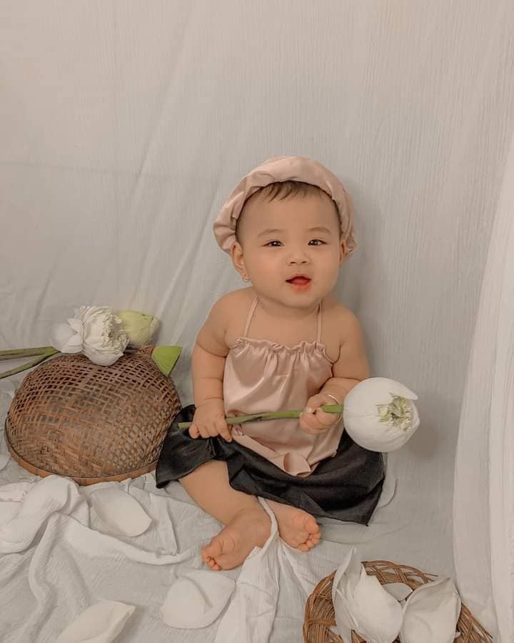 Bộ ảnh trị giá 40k mùa dịch 😆
Yếm đào em được mẹ lấy đồ cũ cắt may thí đại cho 😆😆
Rỗ tre, ghế nồi lấy của bà nội
Hoa sen ra chợ mua hết 40k 
Mẹ em chụp bằng đt và chỉnh ảnh, thế là em có được vài chiếc ảnh sống ảo 🥰🥰🥰
Mom nào mà muốn có ảnh bé nhỏ nhỏ xinh xinh làm kỉ niệm thì áp dụng nhé❤
- Cục cưng của Mẹ Vân Nguyễn-