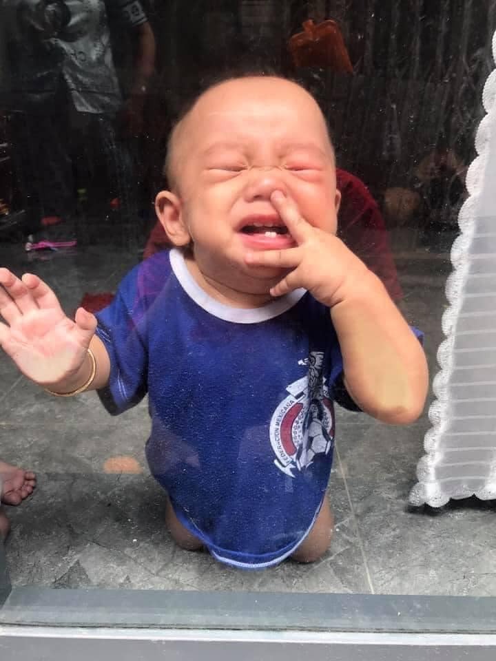 -Nhờ Chồng trông con 1 tí 🙂 

Mẹ đi ra ngoài 1 tí, BA để ý 2 con nhé. Đóng cửa cẩn thận , nó bò ra đường là mệt đấy. Ok Ok 🙂, lúc về thấy THẰNG BA NÓ đang ngủ, mà gọi không nghe. 

( nhìn kĩ là sẽ thấy Ba nó đang ngủ ở trong ) 🙄😂

Nguồn: Mỹ Duyên