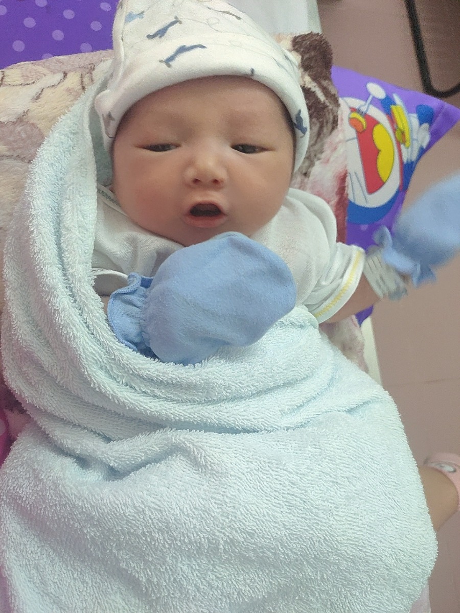Bé trai 3,5kg sinh ngày 9/6, sau 5 ngày cân lại đc 4,5kg 😆 nhiều chuyện lắm nhé hehe