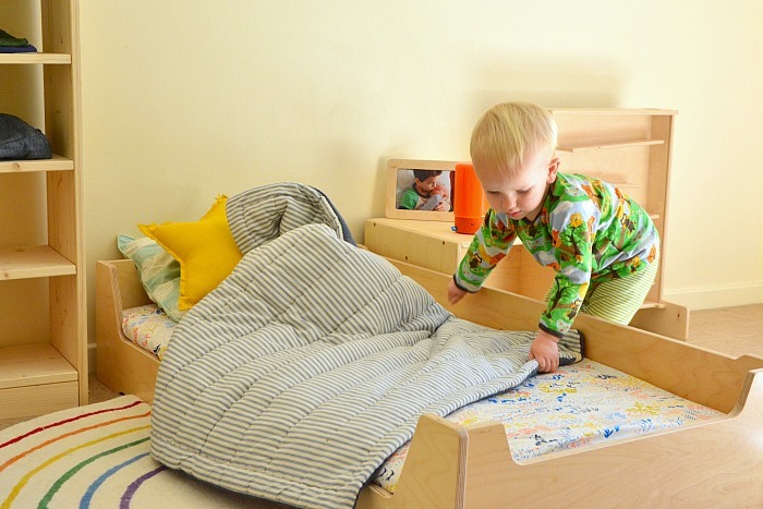 DẠY TRẺ TINH THẦN TRÁCH NHIỆM
Tôi từng đến thăm nhà 2 người bạn vào giờ cơm tối. Khi chuẩn bị đến giờ cơm, đứa bé của người bạn A thì nhanh nhảu xếp tập và chạy vào bếp phụ mẹ xếp chén và khăn bàn. Dù đôi tay nhỏ xíu nhưng rất cẩn thận bưng tô salad, sau đó vui vẻ chạy ra mời tôi và bố cô bé vào ăn. Một hình ảnh ngược lại, cô bé của người bạn B cũng chạc tuổi cô bé kia, nhưng đến giờ ăn thì mẹ cô hì hục làm mọi thứ và cô bé cứ ngồi học. Người mẹ nói với tôi: "nó chưa biết làm gì đâu, cứ học hành là được em ạ, chị làm được hết!" Đến khi mọi người vào bàn ăn, cô bé vẫn chưa chịu ra dù được mẹ gọi nhiều lần và phải đích thân mẹ vào dụ ra ăn cơm.

Đây là một câu chuyện về gia đình 2 người bạn của tôi, nhưng rất đáng ngẫm! Không phải cách dạy con, cách nuông chiều con, mà là cách chúng ta đặt sai trẻ vào trung tâm tình yêu và nghĩ rằng đó là tốt, đó là đang yêu thương trẻ.

CUỘC SỐNG NÀY KHÔNG CHỈ HỌC
Trẻ con ngày nay rất dễ như cô bé của người bạn B. Thực ra cô bé không hề lười nhát hay sai trái gì, mà là cách cha mẹ cô bé đặt sự yêu thương và chăm sóc chưa đúng.

Cha mẹ của gia đình B có yêu thương bé không? Có, họ rất yêu thương bé. Tuy nhiên, nếu họ nghĩ đã đặt bé vào trung tâm của tình yêu đó thì đã sai. Thực ra họ đang giành lấy những cơ hội để trẻ được học các kỹ năng sống xã hội- nơi mà trẻ mãi mãi không bao giờ sống một mình, mà phải sống cùng mọi người, phải biết các kỹ năng sống và giao tiếp để tồn tại. Hơn nữa, việc bao bọc có thể làm trẻ trở nên ích kỹ và dễ dàng "lạc hậu" với thế giới và không thể hòa nhập

Trẻ con cần được dạy như cô bé ở gia đình A. Bên cạnh việc học, trẻ cần được tham gia vào các hoạt động của gia đình như dọn dẹp, trò truyện , vui chơi cùng các thành viên, trồng cây với cha mẹ, ông bà, dọn cơm, đón khách... Không chỉ vậy, khi ở lớp trẻ cũng nên tham gia hoạt động của lớp. Khi đi làm, trẻ cần tham gia vào các hoạt động cùng các đồng nghiệp.

Qua các hoạt động này, trẻ học được những kỹ năng quan trọng mà sách vở không dạy, tinh thần trách nhiệm, kỹ năng giao tiếp và khả năng thích ứng.

CHA MẸ NÊN TẠO MÔI TRƯỜNG NHƯ THẾ NÀO CHO TRẺ?

+Trẻ nhỏ hơn 3 tuổi: trẻ nên có dịp tham gia vào các hoạt động cùng gia đình như đi dạo cả nhà, lựa vớ sau khi giặt như 1 trò chơi, chơi chuyền banh cùng cả nhà,... Thực ra, càng nhiều hoạt động cho trẻ có vai trò cùng gia đình hay người thân thì trẻ sớm nhận ra trẻ có vai trò và bắt đầu có trách nhiệm trên mỗi vai trò.

+Trẻ sau 3 tuổi: trẻ bắt đầu nhận thức tốt về công việc nhà, cũng như các hoạt động đóng góp. Có thể khuyến khích trẻ tham gia vào công việc nhà của gia đình, công việc chung như phụ và dọn bàn ăn. Xa hơn, các hoạt động gây quỹ hay tạo lợi ích cho cộng đồng. Điều quan trọng là cho trẻ có vai trò trong từng hoạt động.