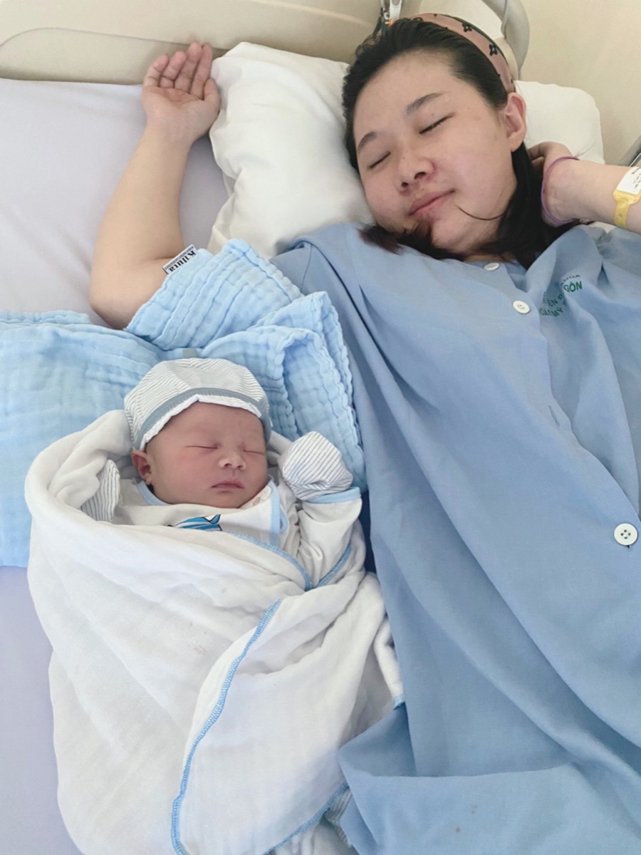 Mỗi ngày thai giáo các mom nói gì với con?
Mình thì dặn ẻm là khi nào con được 3k2 thì ra nhé, còn nếu k được thì ra ngày 19/6 nhé con, để 19/7 làm đầy tháng kết hợp kỉ niệm 1 năm ngày cưới luôn. Kết quả là đây ạ, đêm 19 đau bụng và sáng 20 em ra đời. Cân nặng vừa đạt 3k250 🥳