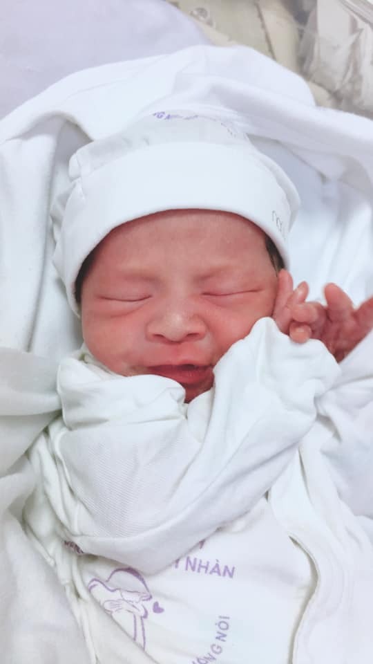 👍 Ông bố tuyệt vời nhất năm 👍
                 💞💞🌟💞💞
Tự đỡ đẻ cho song thai tại nhà
                     💪💪💪
👉Sau đó được trung tâm 115 đưa đến BV Thanh Nhàn
🌼Trộm vía tỷ lần, mẹ khoẻ, con nhanh nhẹn khoẻ mạnh
🐥Ủn mông các con hay ăn chóng lớn
💋💋💋💋💋💋💋💋💋💋💋💋💋😁