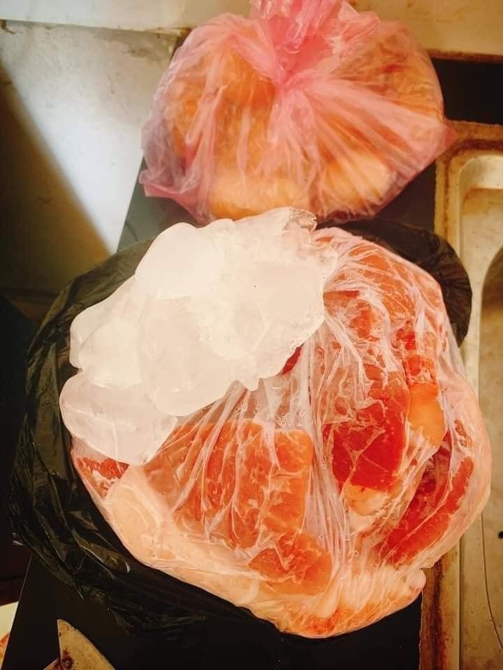 RÌ VIUUUU 1 BỐ CHỒNG CỰC PHẨM ❤️
Nắng nôi gần 40 độ. Nằm trong điều hoà còn thấy nóng. Vậy mà bố phóng xe máy gần 30km lên thăm cháu không quản ngại cái nắng  ngoài kia 😢😢
Cháu lên ngoại được 3 tuần thì ông lên thăm 2 lần rồi. 😉
Lần nào lên cũng tay xách nách mang thịt với xương rồi trứng gà cho con dâu. 
Mình bầu phải nằm 1 chỗ 1 tháng dưỡng thai thì ông nấu cơm nước bưng cho tận nơi. 
1 tuần nằm viện là 1 tuần ngày 2 lượt đi 2 lượt về nấu cơm mang vào viện cho con. Sợ con k ăn dc cơm viện. 
1 tháng cữ thì giặt giũ quần áo cho con cho cháu không 1 câu than vãn hay nề hà. ❤️
Đúng là có phúc thật sự. Khi đi lấy ck rồi vẫn có người thương mình như con đẻ. 
Cảm ơn bố thật nhiều ❤️❤️❤️❤️

Chia sẻ của chị Trần Ngọc