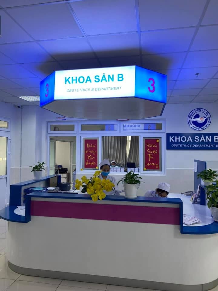 Review hành trình đi sinh của mình tại Từ Dũ!

Chào các bạn. Mình vừa sinh bé tại Từ Dũ ngày 31/5 vừa rồi. Hành trình đi sinh của mình trong xui có mà may cũng có, người ta nói trong cái rủi có cái may. Kaka

Trong quá trình mang thai em bé, mình đi khám tại mekong từ W1-W28. Vì mình có bảo hiểm Generali do công ty mua cho nhân viên. Mình ko theo bác sĩ nào cả, qua tuần 28 mình quyết định tìm 1 phòng khám gần nhà ( nhà mình ở Gò Vấp) và 1 bác sĩ để theo luôn thì tình cờ mình xem được vài Review về phòng khám bầu 101, của bác sĩ Nguyễn Tấn Thành, và mình theo anh Thành tới khi mẹ tròn con vuông và đây là quyết định đúng đắn nhất của mình luôn á!

Trong suốt quá trình thai kì tới lúc tại bệnh viện, mình ko chê được điểm nào nên bạn nào muốn tìm được một bác sĩ có tâm, nhiệt tình, mát tay thì phòng khám Bầu 101 và bác sĩ Thành là một sự lựa chọn vô cùng đúng đắn!

Trở lại quá trình mình đi đẻ, thai mình bước qua tuần 40 nhưng vẫn ko có dấu hiệu chuyển dạ, nên bsi nói sáng hôm sau nhập viện tuy nhiên chiều tối hôm đó sau khi thăm khám, bác sĩ nói cổ tử cung mới mở đc 2 phân( mình ko thấy đau bụng hay ra huyêt gì), chiều tối về mình thấy ra máu khá nhiều nên cả nhà quyết định nhập viện. Nhưng trớ trêu thế này, chồng mình vô tình liên quan tới 1 ca covid dương tính mặc dù ko tiếp xúc gì nhưng công ty yêu cầu lấy mẫu ( đã âm tính) và tự cách ly tại nhà nên chồng mình ko thể đưa mình đi sinh. Nhà ngoại thì ở Hà Nội do dịch cũng ko thể vào SG, bố mẹ chồng đều đã già cả ốm yếu nên chỉ còn chị dâu đưa mình vô viện. Khi vô cấp cứu khai báo y tế thì bệnh viện yêu càu 2 chị em cách ly ở khu riêng và lấy mẫu xét nghiệm Covid ở Khu G . Khu này h ko có người, rất cũ, còn nhiều muỗi, nói thật mình nhìn giống khu nhà ma vì ko có ai ở đó luôn. Các anh chị test mẫu nói nếu mẫu của mình âm tính mới cho mình về lại khu sản A như 1 sản phụ bình thường. Thời gian có mẫu từ 24-48h.Nếu chuyển dạ trước khi có mẫu thì sẽ phải sinh tại khu đó luôn và đồng nghĩa với việc mình ko thể được bác sĩ của mình đỡ sinh. Lúc ở trong đó buồn ko tả, tủi thân vô cùng. Ko có chồng, ko có mẹ, phòng nóng bức lại nhiều muỗi ko ngủ được, lại sợ phải vượt cạn trong tình trạng ko có bác sĩ Thành và cơ sở vật chất như vậy. Huhu. Ở trong đó cũng ko đc ra ngoài mua đồ ăn, muốn mua thì phải nhờ ng xuống lấy.Nhưng chả thể làm gì ngoài động viên bản thân. Mình cứ nói con chờ mẹ có kết quả đợi chuyển qua khu dịch vụ con hãy ra con nhé...

May thay sáng sớm hôm sau 7g sáng mình đã có kết quả luôn và được đẩy qua khu sản A. Tại đây, ai nhìn bệnh án cũng hỏi e ở gò vấp hả, test mẫu chưa, có bị cách ly ko, ai cũng hỏi. Mình được đưa vào khu theo dõi chờ sinh. Tại đây người nhà phải ngồi ngoài ghế đá chờ đến giờ mới được thăm khám. Mà ngoài trời nóng bức quá. Mình thương chị dâu mình nên qua phòng trực hỏi có thể chuyển qua khu dịch vụ khu b ko? Vì khu này người nhà có thể cùng sản phụ lấy phòng trước trong lúc chờ chuyển dạ. Phòng trực check và may thay còn 1 giường 900k phòng 12 người mình ok liền, mình đóng tạm ứng 10tr và có hộ lý đưa mình qua khu đó. Khu B này đẹp và sạch sẽ lắm. 2 chị e mình chờ sinh tại phòng này và đăng kí khi nào có phòng 3 giường hoặc 2 giường thì xin chuyển qua. Lúc này mình liên tục nhắn tin cho bác sĩ Thành về tình trạng của mình. Anh nhiệt tình trả lời còn ghé kiểm tra xem tình hình của mình như thế nào nữa.

Tại đây mình được thăm khám, cổ tử cung mở 3 phân nên ko cần đặt bóng nước mà chỉ truyền thuốc kích sinh, 15h mình được truyền thuốc, cơn đau âm ỉ và được đưa xuống phòng chờ sinh. Vì ko nghĩ chiều đi sinh nên trưa mới ăn đc 1 bữa kaka. Tại phòng kích sinh lúc này ko đc gặp người nhà nữa. Tại phòng chờ sinh, mình sẽ được đăng kí các gói dịch vụ, và mình đk sinh dịch vụ, điền tên bác sĩ của mình. Tại đây có bán túi hồng của bệnh viện, các bạn nên mua túi này nha, tiện lợi vô cùng. Ở phòng chờ sinh thì nhiều sản phụ đang nằm chờ, mỗi ng 1 sắc thái đau khác nhau. Nhiều ng đau quá la, bỏ khẩu trang vì khó thở thì bị họ lý nhắc nhở liền nhưng mấy chị hộ lý cũng nhẹ nhàng, ko la mắng lại gì đâu ạ. Trong lúc thay đồ chờ sinh và đki dịch vụ thì mình bị vỡ ối, đang đi mà nước chảy ròng ròng, mình lên giường nằm gắn máy đo cơn gò và đo tim thai, thỉnh thoảng sẽ có mấy chị đưa tay vào kiểm tra xem mình nở đc bao nhiêu phân, nhưng các chị ktra rồi đều nói sao dày và cao quá đến 9g kém tối thì vẫn nở 3phân. Lúc này mình đau dữ dội từng cơn k chịu đc nên yêu cầu tiêm giảm đau, tiêm xong thấy đỡ hẳn. Lúc này mới sức nhớ mình chưa ăn uống gì suốt từ trưa.

1 Lúc sau, bác sĩ Thành của mình vào thăm khám ktra nói mình rặn thử, rặn như muốn đi cầu vậy á, ktra xong bsi nói 2 tiếng nưa nếu k chuyển biến sẽ chỉ định mổ. Bác vừa đi thì 15,20p sau cổ tử cung mình nở đc 5p, chắc e bé sợ mẹ phải mổ kaka. Rồi nhanh chóng mở 8p. Lúc này đau dữ lắm như muốn đi cầu, muốn rặn ngay lập tức thì mình báo hộ lý c ơi em muốn rặn lắm rồi, chị ấy nói vậy chị đưa e vào phòng sinh. Vào thì mình chưa thấy bsi của mình đâu mà mắc rặn quá. Hộ lý tại đó sẽ vệ sinh sát trùng và đặt mình nằm chờ sinh

Có 1 anh bsi khác vô ktra nói từ từ, cố chịu thêm xíu cho cổ tử cung mở, h rặn sợ rách tử cung. Mình cố nhịn tới khi bsi mình vào xong mình bắt đầu rặn. Vừa rặn mình vừa nghe tim thai, nhưng lúc đó đuối quá nên mình nhắm mắt nhắm mũi rặn, ki cần biết trời trăng gì nữa, bác sĩ của mình và hộ lý luôn miệng động viên mình cố gắng, xong bsi mình nói một hơi nữa thôi mình hít thở lấy 1 hơi thật sâu thì thấy nhẹ người, bsi lôi bé ra rồi cho mình da kề da. Khoảnh khắc đó mình quên hết đau luôn, thiêng liêng lắm. Mình nằm một lúc bsi khâu tầng sinh môn, lúc này mình ko hề thấy đau luôn, bsi nói a đã gọi báo cho chị mình rồi. Giờ mình nằm hồi sức 1,2 tiếng rồi sẽ đc đẩy về phòng. Bé da kề da với mình tầm khoảng 1 tiếng thì hộ lý tới cân đo và tiêm mũi K chống viêm màng não, cho mình uống thuốc. Bé trộm vía được bsi mát tay đỡ, được 3,4kg, mắt 2 mí , má lúm đồng tiền.😀

Về phòng thì chị mình xin đc chuyển thành công qua phòng 3 giường rồi. Có ghế bố cho ng thân nằm. Mỗi ngày sẽ đc thay nc nóng 2 lần, đồ cho mẹ và ga giường đc phát mỗi ngày, sau 24g bé sẽ đc tắm, thăm khám, đo nhiệt độ. Nói chung dịch vụ khu B khá tốt. Vì sinh thường nên hsau mình đi lại đc luôn, phần khâu thì hơi đau và tê nên ko sao hết. Mình tập đi lại để cơ thể hồi phục nhanh. Mỗi ngày bác sĩ sẽ thăm khám mẹ và bé xem có bất thường ko.

Ngày hsau bác sĩ của mình có ghé thăm mình 1 lần, chị mình còn khen bác sĩ nhiệt tình quá, nhắn tin gì cũng trả lời nhanh gọn. Ở từ dũ thì mình thấy cũng có ng cáu gắt, có ng dễ thương chắc cũng vì công việc họ nhiều quá nên nhiều khi họ cũng k thể tươi cười nhiều được. 
Tổng chi phí mình sinh hết hơn 15tr nhưng bảo hiểm đã chi trả cũng hơn 12tr r nên mình chỉ trả thêm 3tr1 cho chi phi khám bé, xỏ lỗ tai, xông hơi và thuốc bổ thôi. Mình nằm viện 3 ngày thì đc về. Nói chung đi sinh ở Từ Dũ cũng khá ổn, dvu chắc chắn sẽ k bằng các viện tư nhưng chuyên môn thì mình thấy họ bài bản lắm. Nói chung công cuộc vượt cạn lần này mình thấy Từ Dũ khá ổn và 100% ok về bác sĩ của mình.

Nếu còn lần sau chắc chắn mình sẽ theo bác sĩ Thành ngay từ đầu. 
Các bạn tham khảo nhé.