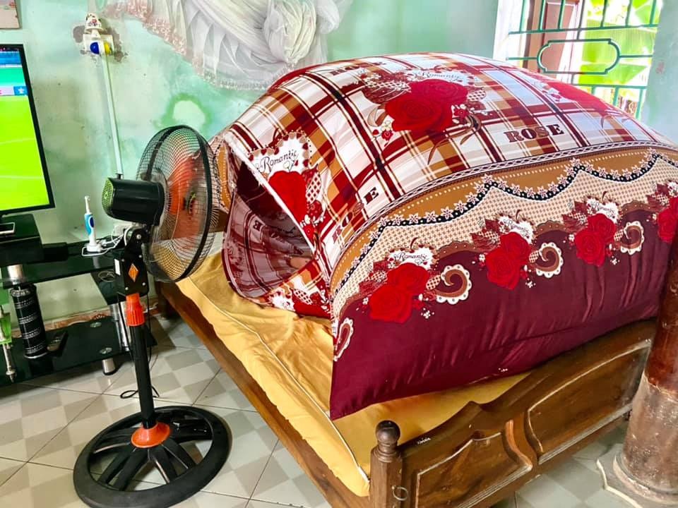 Đây là “căn nhà” của riêng đám trẻ con nhà t🤣 được về quê, được cậu với dì cho khám phá đủ món chơi kiểu “nhà quê” để có tuổi thơ thật đẹp và đáng nhớ. 

Tuổi thơ t cũng thường làm “nhà” nhưng toàn là “nhà lá chuối” “nhà chiếu” chứ lúc ấy ngu nên k nghĩ ra căn nhà sịn sò vừa mát vừa kiên cố ntn🤣🤣🤣

Cre: Ko sợ chó