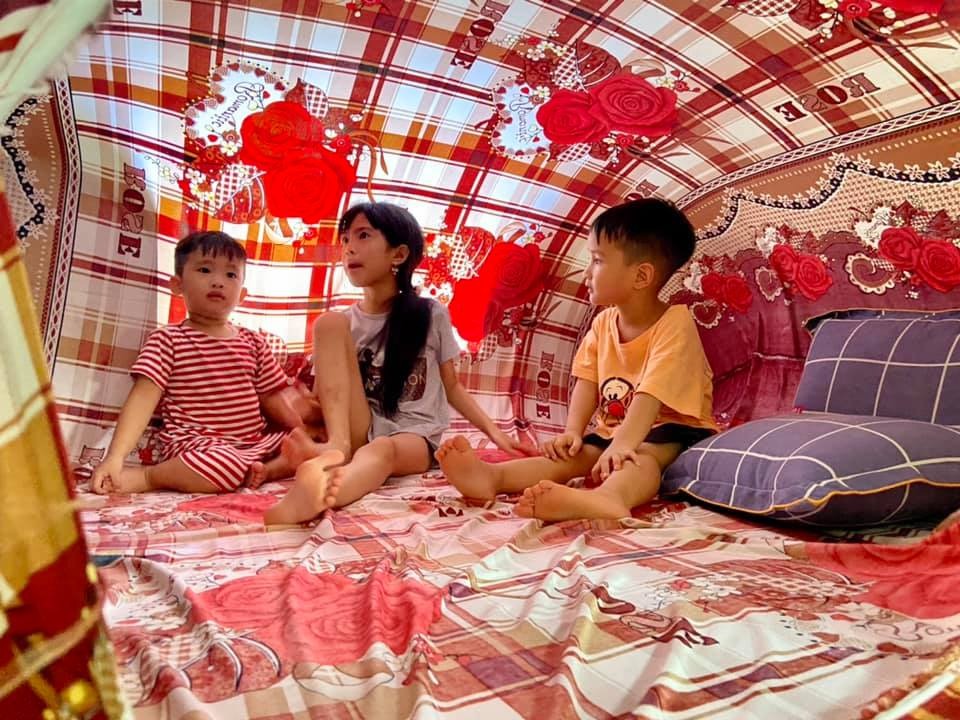 Đây là “căn nhà” của riêng đám trẻ con nhà t🤣 được về quê, được cậu với dì cho khám phá đủ món chơi kiểu “nhà quê” để có tuổi thơ thật đẹp và đáng nhớ. 

Tuổi thơ t cũng thường làm “nhà” nhưng toàn là “nhà lá chuối” “nhà chiếu” chứ lúc ấy ngu nên k nghĩ ra căn nhà sịn sò vừa mát vừa kiên cố ntn🤣🤣🤣

Cre: Ko sợ chó