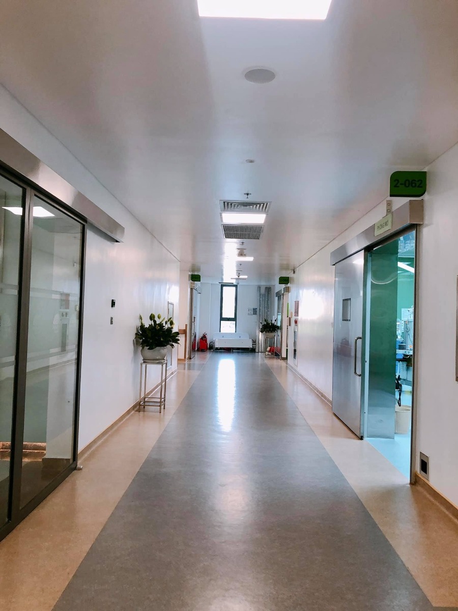 Trải nghiệm Bệnh viện đa khoa Hồng Ngọc Phúc Trường Minh ☺️
...
- Bước đến cổng có bảo vệ đỡ xuống xe và đo nhiệt độ
- Sau đó vào khu test nhanh covid và khử khuẩn, hết khoảng 30p
- Tiếp theo có các bạn nhân viên hướng dẫn và dắt các mẹ bầu đi từng phòng: khám - xét nghiệm nước tiểu - xét nghiệm máu- siêu âm - chạy máy
- Thời gian chờ kết quả xét nghiệm khá lâu (khoảng 1-1,5 tiếng). Trong thời gian này có thể xuống dưới tầng 1 ăn nhẹ, uống nước miễn phí ạ - lúc vào khám mỗi mom được phát 1 phiếu ăn free nha
- Khi có kết quả xét nghiệm, chạy máy đầy đủ thì sẽ đi khám với bác sỹ gây mê, đi nghe kết luận của bác sỹ sản và lên lịch hẹn cho lần sau
- Cuối cùng nếu các mẹ có nhu cầu thì sẽ có 1 bạn nhân viên tư vấn dẫn đi thăm quan và giới thiệu các khu bệnh viện nhé 😂
- Em update thêm ảnh các phòng VIP, phòng riêng, phòng tiêu chuẩn nhé.