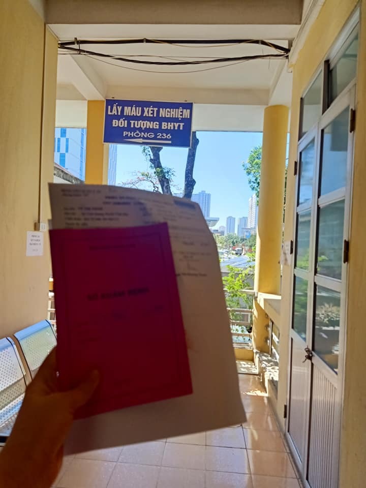 Hôm nay rảnh em sẽ review về thủ tục làm hồ sơ sinh của bv 103 cho các mom. Tiện e thấy tất cả các tầng đều có quạt điều hoà mát, thành ra vào làm thủ tục và chờ cũng đỡ vất vả những ngày hè này ạ🤭
🖐️Thủ tục cầm đi gồm Tiền💸, CMND, Thẻ bhyt nếu đúng tuyến hãy cầm ạ

1: Đi làm hss vào buổi sáng hơn, vì lấy xét nghiệm máu phải nhịn từ 11h đêm hôm trước đếm sáng hôm sau. Theo em đi từ 7h sáng càng làm sớm thì trả kqua sớm còn được ăn trưa ko đói lắm ạ. Hơn thế còn khai báo y tế xếp hàng dài nữa cơ🙃

2: Khai báo y tế xong vào quầy lấy số thứ tự, mình bầu vs có bảo hiểm được ưu tiên nên sẽ vào ngồi ghế chờ 5-10 phút là các chị gọi loa số thứ tự của mình là vào Bàn 3 Ưu Tiên, các chị sẽ cho số thứ tự và hỏi đến làm gì các thứ rồi chỉ sang bàn số 9 nộp 1tr

3: Nộp ứng phí rồi, bây giờ lên thẳng tầng 2 rẽ tay phải vào phòng 207 rồi cài giấy vừa lấy được ở quầy tầng 1 để ngoài cửa. Khâu này lâu lắm, chả biết các bạn khác làm thì ntn, mình hôm ấy đi chờ hơn 40 phút mới tới lượt gọi vào mà mình stt 10 nhé. 🤔🤔

4: Vào khám lấy bút ghi vào quyển sổ trên giường họ tên, ngày dự sinh, tuổi thai, sdt... Có mẫu sẵn nên cứ viết theo thôi. 😂 Sau rồi bsi sẽ hỏi thông tin các thứ chắc tổng mất 10 phút. Bsi hướng dẫn đi các phòng nào sau đó (có ghi vào giấy cho mình luôn ạ)

5: Bây giờ cầm đống giấy bsi vừa phát cho đi các phòng theo chỉ dẫn. Đầu tiên ra thẳng quầy 200 ngta đóng dấu tất cả vào tờ mà bsi vừa phát cho mom

6: Đi thẳng tới 236 để lấy máu làm xét nghiệm công thứ máu ạ. Tiện lấy máu xong chúng ta đi lấy nước tiểu luôn (Cái khoản lấy nước tiểu em khuyên mom nên thủ sẵn cái cốc nhựa để đi tiểu vào cốc rồi đổ vào ống xét nghiệm, chứ ở đấy em thấy ko có cốc đâu, ống xét nghiệm thì bé... Nói chung nên nghe em mang cốc nhựa ạ)

7: Xong máu nước tiểu thì đi lên tầng 3 C9 phòng 269 làm điện tim, cái này làm nhanh lắm chờ kqua 10 phút ngồi ghế bsi đọc nhận kqua là ta cầm kqua rồi về luôn.

8: Lưu ý là lúc bsi khám ở phòng 207 có dặn mom mấy giờ quay lại lấy kqua thì lúc ý quay lại phòng 207 lấy kqua máu và nước tiểu. Như mình làm xong 9h30 thì 11h quay lại lấy kqua oy về. Lúc lấy kqua ở phòng 207 nhớ xin bsi tờ giấy kê khai chi phí để xuống tầng 1 quầy 9 xin lại tiền. Mình bảo hiểm đúng tuyến hết 412k. Còn ko đúng tuyến thì lm hss ko đc hưởng đồng nào, mất 600k thì phải.