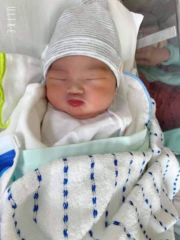 Con xin chào các mẹ. Mẹ con đã vượt cạn thành công rồi ạ🥰🥰

Cảm ơn các mẹ đã mách e cài mamibabi để thai giáo. Con nặng 3,7kg sinh 38w5d🥰🥰

Chưa bao giờ e nghĩ đến khi sinh lại dễ dàng và nhanh như thê.

12h trưa 29-5  thây râm râm khó chịu e vô viện bs khám báo có dấu hiệu sinh 30p sau mơ 2p đau nhẹ gò cứng hêt cả bụng.trong 1tiêng e 1h 30p con sinh ra đời với ba mẹ 

Chúc các mẹ bầu thai kì khỏa mạnh sinh nhanh giống e😘