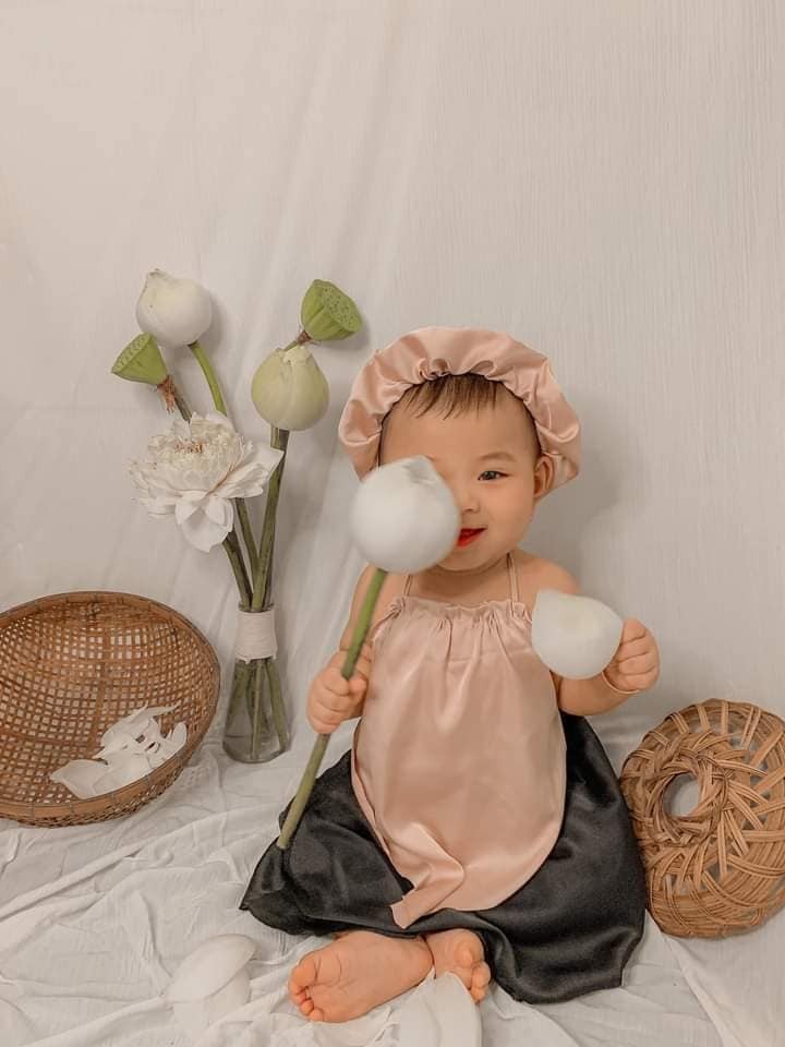 Bộ ảnh trị giá 40k mùa dịch 😆
Yếm đào em được mẹ lấy đồ cũ cắt may thí đại cho 😆😆
Rỗ tre, ghế nồi lấy của bà nội
Hoa sen ra chợ mua hết 40k 
Mẹ em chụp bằng đt và chỉnh ảnh, thế là em có được vài chiếc ảnh sống ảo 🥰🥰🥰
Mom nào mà muốn có ảnh bé nhỏ nhỏ xinh xinh làm kỉ niệm thì áp dụng nhé❤
- Cục cưng của Mẹ Vân Nguyễn-