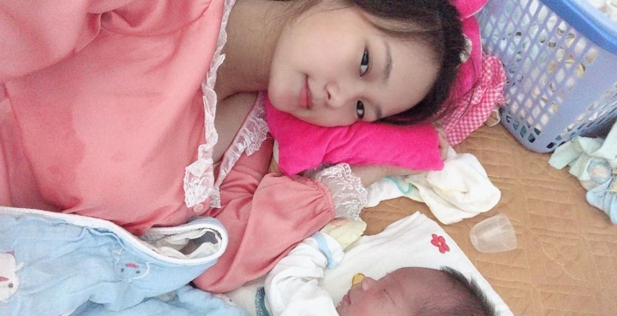 Bao sóng gió cuối cùng thì hai mẹ con cũng tạm bìh yên xin chào các mom .Trâu tháng 6 của các mom sao rồi ạ . Mìh dự sinh 11/6 mà 27/5 trâu đã đòi ra rồi nay con mìh đã đc 23ngày r 🥰🥰🥰