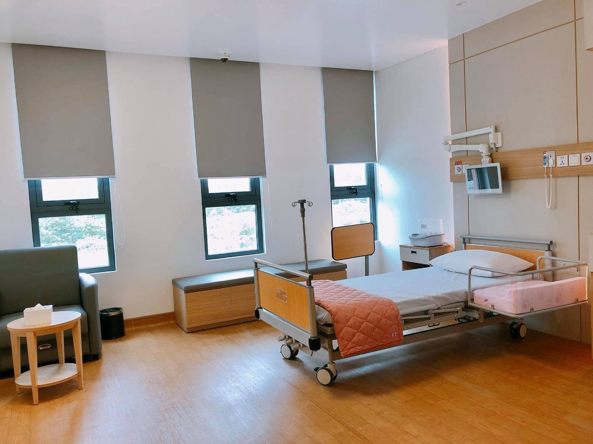 Trải nghiệm Bệnh viện đa khoa Hồng Ngọc Phúc Trường Minh ☺️
...
- Bước đến cổng có bảo vệ đỡ xuống xe và đo nhiệt độ
- Sau đó vào khu test nhanh covid và khử khuẩn, hết khoảng 30p
- Tiếp theo có các bạn nhân viên hướng dẫn và dắt các mẹ bầu đi từng phòng: khám - xét nghiệm nước tiểu - xét nghiệm máu- siêu âm - chạy máy
- Thời gian chờ kết quả xét nghiệm khá lâu (khoảng 1-1,5 tiếng). Trong thời gian này có thể xuống dưới tầng 1 ăn nhẹ, uống nước miễn phí ạ - lúc vào khám mỗi mom được phát 1 phiếu ăn free nha
- Khi có kết quả xét nghiệm, chạy máy đầy đủ thì sẽ đi khám với bác sỹ gây mê, đi nghe kết luận của bác sỹ sản và lên lịch hẹn cho lần sau
- Cuối cùng nếu các mẹ có nhu cầu thì sẽ có 1 bạn nhân viên tư vấn dẫn đi thăm quan và giới thiệu các khu bệnh viện nhé 😂
- Em update thêm ảnh các phòng VIP, phòng riêng, phòng tiêu chuẩn nhé.