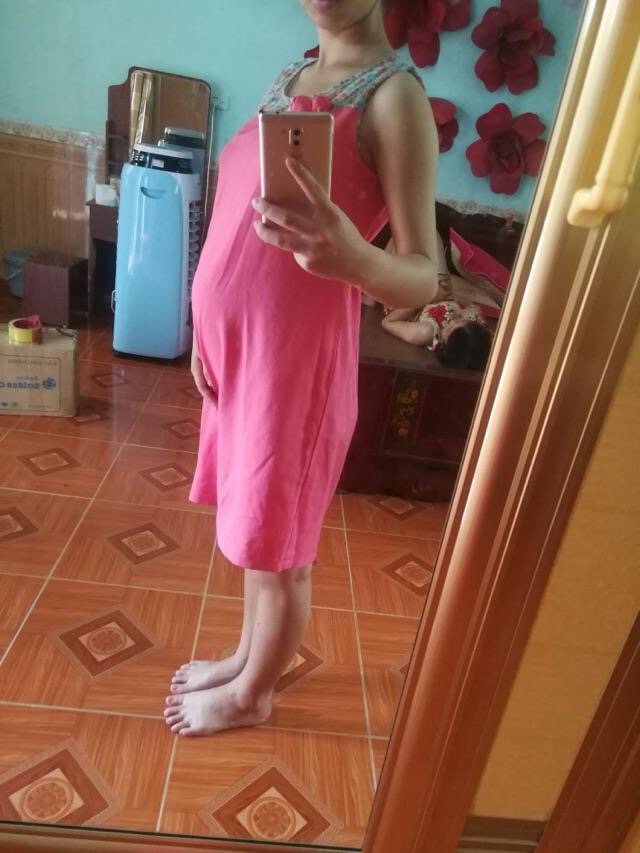 E đang bầu bé thứ 3 được 20 tuần mà bắt đầu thấy nặng nề quá, 2 bé trước giờ này e chưa thấy bụng vậy mà bầu lần này em mặc đồ bầu vào đã thấy bụng rồi, mấy mom cho e hỏi ít nước ối thì cần bổ sung những gì . E đi siêu âm bs bảo e nước ối ít hơn bt , e lo quá