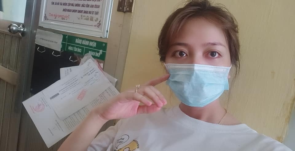 Hôm nay rảnh em sẽ review về thủ tục làm hồ sơ sinh của bv 103 cho các mom. Tiện e thấy tất cả các tầng đều có quạt điều hoà mát, thành ra vào làm thủ tục và chờ cũng đỡ vất vả những ngày hè này ạ🤭
🖐️Thủ tục cầm đi gồm Tiền💸, CMND, Thẻ bhyt nếu đúng tuyến hãy cầm ạ

1: Đi làm hss vào buổi sáng hơn, vì lấy xét nghiệm máu phải nhịn từ 11h đêm hôm trước đếm sáng hôm sau. Theo em đi từ 7h sáng càng làm sớm thì trả kqua sớm còn được ăn trưa ko đói lắm ạ. Hơn thế còn khai báo y tế xếp hàng dài nữa cơ🙃

2: Khai báo y tế xong vào quầy lấy số thứ tự, mình bầu vs có bảo hiểm được ưu tiên nên sẽ vào ngồi ghế chờ 5-10 phút là các chị gọi loa số thứ tự của mình là vào Bàn 3 Ưu Tiên, các chị sẽ cho số thứ tự và hỏi đến làm gì các thứ rồi chỉ sang bàn số 9 nộp 1tr

3: Nộp ứng phí rồi, bây giờ lên thẳng tầng 2 rẽ tay phải vào phòng 207 rồi cài giấy vừa lấy được ở quầy tầng 1 để ngoài cửa. Khâu này lâu lắm, chả biết các bạn khác làm thì ntn, mình hôm ấy đi chờ hơn 40 phút mới tới lượt gọi vào mà mình stt 10 nhé. 🤔🤔

4: Vào khám lấy bút ghi vào quyển sổ trên giường họ tên, ngày dự sinh, tuổi thai, sdt... Có mẫu sẵn nên cứ viết theo thôi. 😂 Sau rồi bsi sẽ hỏi thông tin các thứ chắc tổng mất 10 phút. Bsi hướng dẫn đi các phòng nào sau đó (có ghi vào giấy cho mình luôn ạ)

5: Bây giờ cầm đống giấy bsi vừa phát cho đi các phòng theo chỉ dẫn. Đầu tiên ra thẳng quầy 200 ngta đóng dấu tất cả vào tờ mà bsi vừa phát cho mom

6: Đi thẳng tới 236 để lấy máu làm xét nghiệm công thứ máu ạ. Tiện lấy máu xong chúng ta đi lấy nước tiểu luôn (Cái khoản lấy nước tiểu em khuyên mom nên thủ sẵn cái cốc nhựa để đi tiểu vào cốc rồi đổ vào ống xét nghiệm, chứ ở đấy em thấy ko có cốc đâu, ống xét nghiệm thì bé... Nói chung nên nghe em mang cốc nhựa ạ)

7: Xong máu nước tiểu thì đi lên tầng 3 C9 phòng 269 làm điện tim, cái này làm nhanh lắm chờ kqua 10 phút ngồi ghế bsi đọc nhận kqua là ta cầm kqua rồi về luôn.

8: Lưu ý là lúc bsi khám ở phòng 207 có dặn mom mấy giờ quay lại lấy kqua thì lúc ý quay lại phòng 207 lấy kqua máu và nước tiểu. Như mình làm xong 9h30 thì 11h quay lại lấy kqua oy về. Lúc lấy kqua ở phòng 207 nhớ xin bsi tờ giấy kê khai chi phí để xuống tầng 1 quầy 9 xin lại tiền. Mình bảo hiểm đúng tuyến hết 412k. Còn ko đúng tuyến thì lm hss ko đc hưởng đồng nào, mất 600k thì phải.