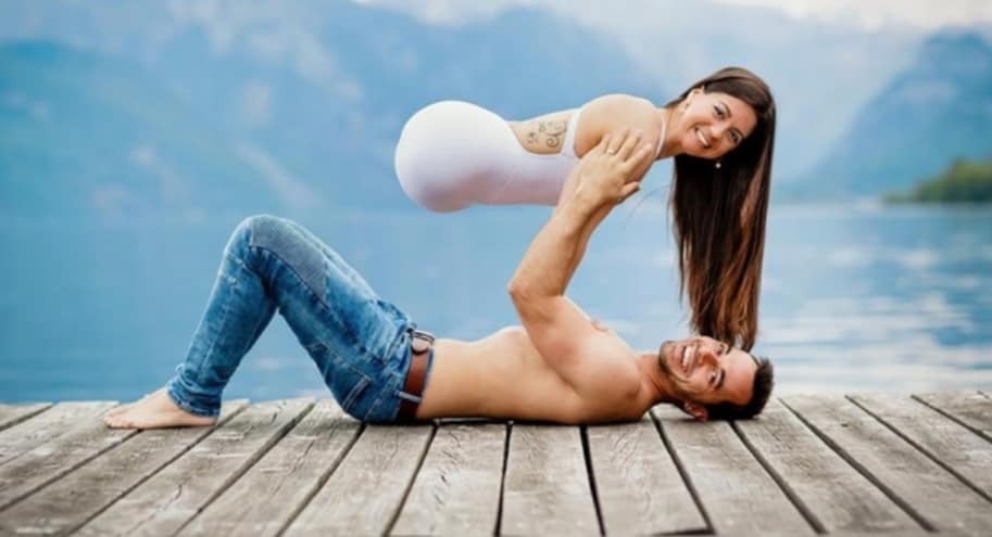 TÌNH YÊU CỦA NỮ VĐV THỂ HÌNH KHÔNG CHÂN NGƯỜI MỸ...

Khi Dominik Bauer và Jen Bricker đeo nhẫn và trao lời thề trọn đời cho nhau, hơn 70 khách mời đã đứng dậy vỗ tay, một số người đã không kìm được những giọt nước mắt...

Dominik Bauer đã vượt hơn 8.000 km để cầu hôn Jen Bricker, cô gái không chân với nghị lực phi thường mà anh đã yêu thông qua những trang hồi ký...

"Cuộc gặp gỡ đầu tiên đầy bất ngờ và ngạc nhiên" Bauer nói về buổi ký tặng của Bricker vào tháng 8/2018 "Và sau khi tôi đọc cuốn sách của cô ấy, tôi đã lập tức liên hệ. Mọi thứ cô ấy viết đều rất đúng, và tôi biết bản thân mình muốn người phụ nữ này hiện diện trong cuộc đời mình"...

Dù cơ thể bị khiếm khuyết, cô gái không chân vượt qua mọi thử thách để trở thành VĐV của môn thể dục dụng cụ và trở nên nổi tiếng. Từ khi 5 tuổi, Bricker đã xuất hiện nhiều trên các phương tiện truyền thông, chương trình truyền hình. Không chỉ là một VĐV nhào lộn, cô biết câu chuyện về nghị lực của mình sẽ truyền cảm hứng cho rất nhiều người kém may mắn...

Tháng 3/2019, Bauer đã cầu hôn với Bricker và cô đã gật đầu đồng ý. Đám cưới được tổ chức trong khu rừng gần ngôi nhà thời thơ ấu của Bricker. Cô dâu tiến vào lễ đài với bộ áo cưới trắng thướt tha, chiếc váy được thiết kế đặc biệt để che đi phần xe lăn của Bricker....

 "Nó rất đẹp", Bauer thốt lên khi nắm tay cô dâu. Đôi uyên ương bên nhau ngập tràn hạnh phúc...!