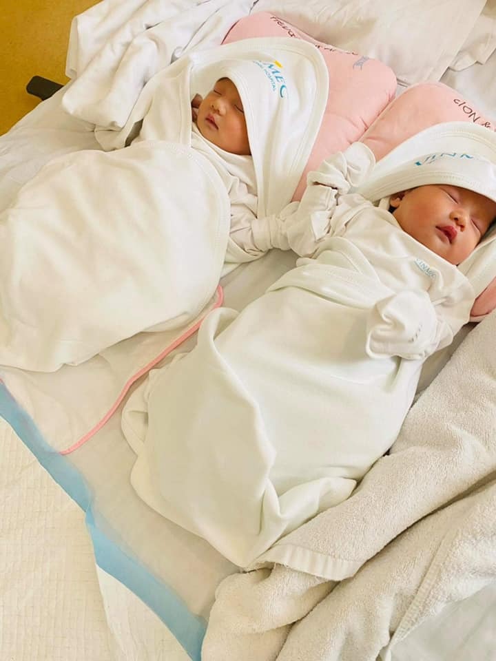 Hnay tự nhiên mẹ nhớ 2 Thỏ ngày mới chào đời ... Thương lắm tải nằm lồng kính 1 ngày 1 đên mới đc về với mẹ ...
Sáng 8h42p - 8h43p Thỏ chị & Thỏ em cất tiếng “ Oe oe oe “ chớp mắt đã đc 8m5 rồi con ah ...