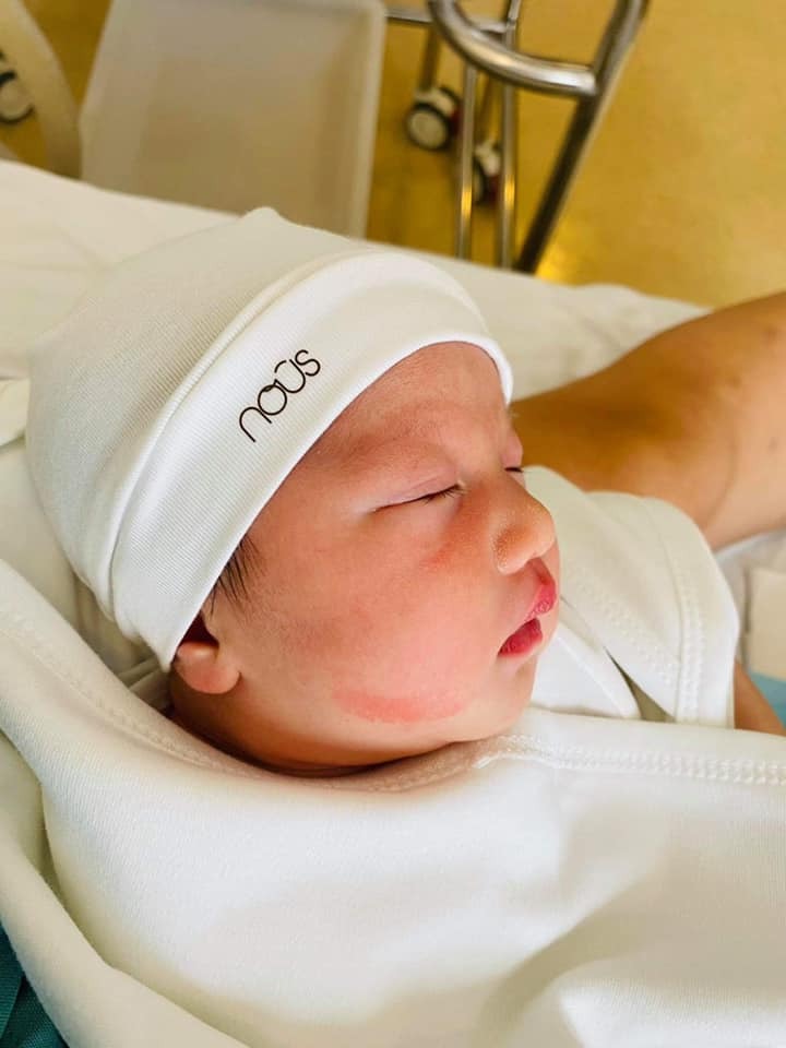 Hnay tự nhiên mẹ nhớ 2 Thỏ ngày mới chào đời ... Thương lắm tải nằm lồng kính 1 ngày 1 đên mới đc về với mẹ ...
Sáng 8h42p - 8h43p Thỏ chị & Thỏ em cất tiếng “ Oe oe oe “ chớp mắt đã đc 8m5 rồi con ah ...