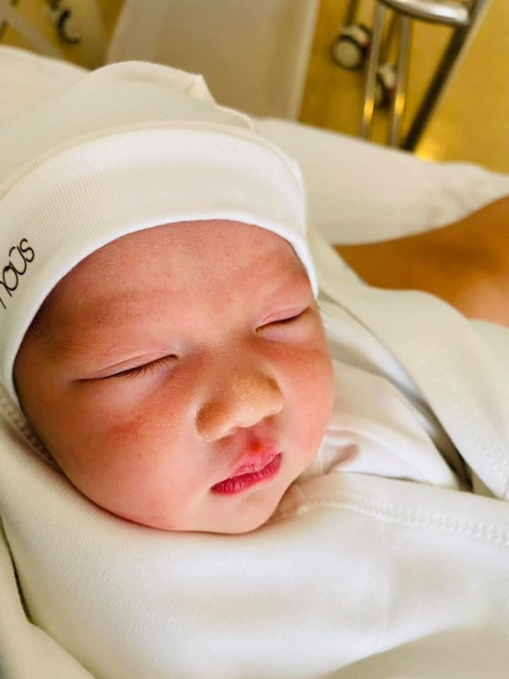 Hnay tự nhiên mẹ nhớ 2 Thỏ ngày mới chào đời ... Thương lắm tải nằm lồng kính 1 ngày 1 đên mới đc về với mẹ ...
Sáng 8h42p - 8h43p Thỏ chị & Thỏ em cất tiếng “ Oe oe oe “ chớp mắt đã đc 8m5 rồi con ah ...