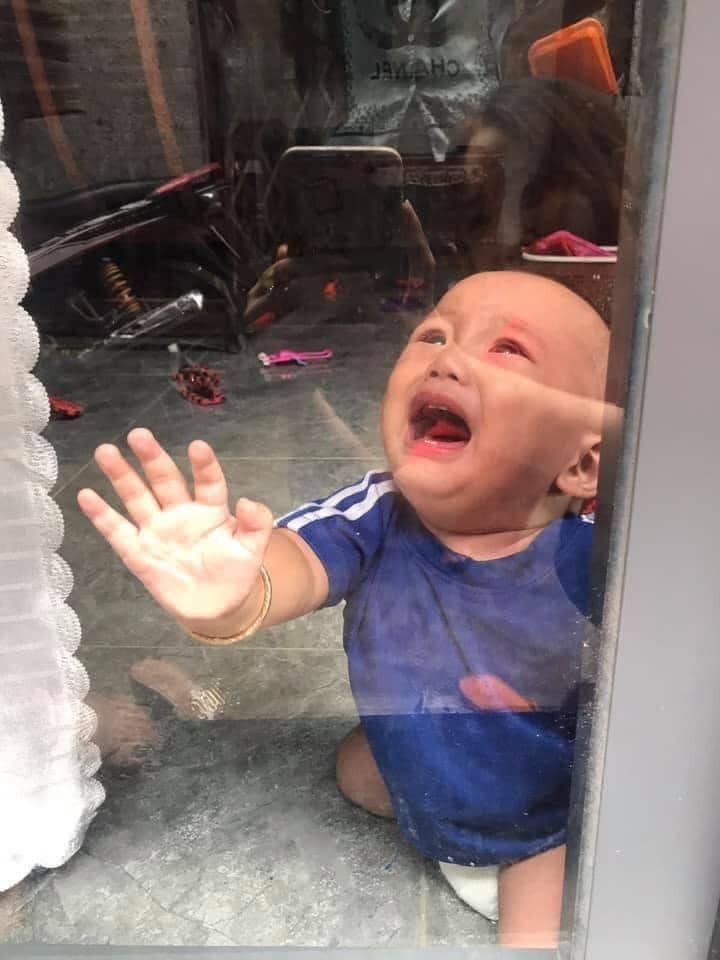 -Nhờ Chồng trông con 1 tí 🙂 

Mẹ đi ra ngoài 1 tí, BA để ý 2 con nhé. Đóng cửa cẩn thận , nó bò ra đường là mệt đấy. Ok Ok 🙂, lúc về thấy THẰNG BA NÓ đang ngủ, mà gọi không nghe. 

( nhìn kĩ là sẽ thấy Ba nó đang ngủ ở trong ) 🙄😂

Nguồn: Mỹ Duyên