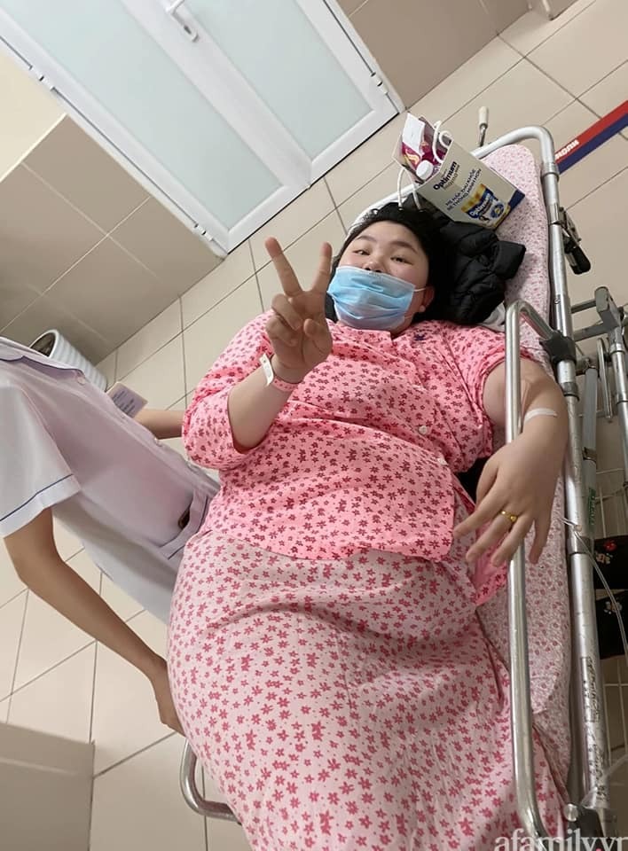 SỰ THAY ĐỔI ĐỘT NGỘT DO THAI KỲ CỦA CÔ GÁI KHIẾN CHÔNG KHÔNG THỂ NHẬN RA SAU MỘT THỜI GIAN ĐI CÔNG TÁC...

Vũ Hồng Anh (quận Hà Đông, Hà Nội) sinh con đầu lòng vào năm 2019. Lần mang thai đầu tiên cô tăng tất thảy 36 kg, ngoại hình phát tướng, thay đổi như một người khác hoàn toàn. Sau khi sinh xong 1 thời gian, Hồng Anh bắt tay vào giảm cân bằng cách ăn theo phương pháp Keto kết hợp tập luyện. Đáng ngưỡng mộ là sau khoảng thời gian ngắn, bà mẹ trẻ đã tống khứ toàn bộ mỡ thừa trên cơ thể, cân nặng về mưac 53 kg, thon gọn hơn cả thời son rỗi...

Thế nhưng, vừa đẹp chưa được bao lâu thì Hồng Anh lại mang thai lần thứ 2. Trong lần mang thai này, Hồng Anh tăng cân khủng hơn lần trước, tổng 40 kg. Khi lên bàn đẻ, cân nặng gần chạm mốc 94 kg...!

Cre: Afamily