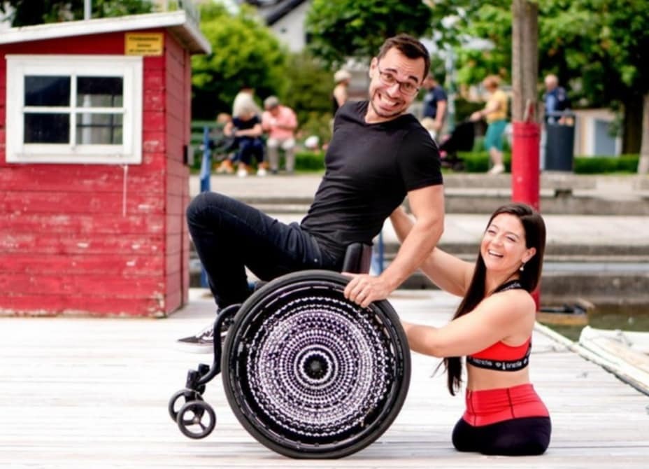 TÌNH YÊU CỦA NỮ VĐV THỂ HÌNH KHÔNG CHÂN NGƯỜI MỸ...

Khi Dominik Bauer và Jen Bricker đeo nhẫn và trao lời thề trọn đời cho nhau, hơn 70 khách mời đã đứng dậy vỗ tay, một số người đã không kìm được những giọt nước mắt...

Dominik Bauer đã vượt hơn 8.000 km để cầu hôn Jen Bricker, cô gái không chân với nghị lực phi thường mà anh đã yêu thông qua những trang hồi ký...

"Cuộc gặp gỡ đầu tiên đầy bất ngờ và ngạc nhiên" Bauer nói về buổi ký tặng của Bricker vào tháng 8/2018 "Và sau khi tôi đọc cuốn sách của cô ấy, tôi đã lập tức liên hệ. Mọi thứ cô ấy viết đều rất đúng, và tôi biết bản thân mình muốn người phụ nữ này hiện diện trong cuộc đời mình"...

Dù cơ thể bị khiếm khuyết, cô gái không chân vượt qua mọi thử thách để trở thành VĐV của môn thể dục dụng cụ và trở nên nổi tiếng. Từ khi 5 tuổi, Bricker đã xuất hiện nhiều trên các phương tiện truyền thông, chương trình truyền hình. Không chỉ là một VĐV nhào lộn, cô biết câu chuyện về nghị lực của mình sẽ truyền cảm hứng cho rất nhiều người kém may mắn...

Tháng 3/2019, Bauer đã cầu hôn với Bricker và cô đã gật đầu đồng ý. Đám cưới được tổ chức trong khu rừng gần ngôi nhà thời thơ ấu của Bricker. Cô dâu tiến vào lễ đài với bộ áo cưới trắng thướt tha, chiếc váy được thiết kế đặc biệt để che đi phần xe lăn của Bricker....

 "Nó rất đẹp", Bauer thốt lên khi nắm tay cô dâu. Đôi uyên ương bên nhau ngập tràn hạnh phúc...!