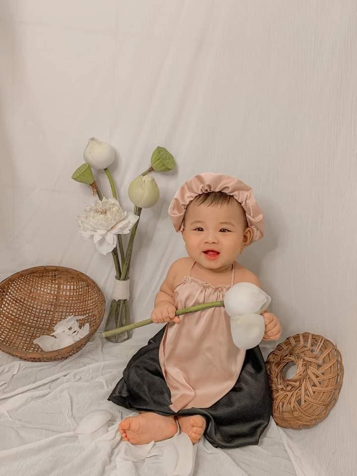 Bộ ảnh trị giá 40k mùa dịch 😆
Yếm đào em được mẹ lấy đồ cũ cắt may thí đại cho 😆😆
Rỗ tre, ghế nồi lấy của bà nội
Hoa sen ra chợ mua hết 40k 
Mẹ em chụp bằng đt và chỉnh ảnh, thế là em có được vài chiếc ảnh sống ảo 🥰🥰🥰
Mom nào mà muốn có ảnh bé nhỏ nhỏ xinh xinh làm kỉ niệm thì áp dụng nhé❤
- Cục cưng của Mẹ Vân Nguyễn-