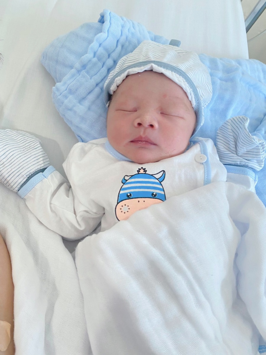 Mỗi ngày thai giáo các mom nói gì với con?
Mình thì dặn ẻm là khi nào con được 3k2 thì ra nhé, còn nếu k được thì ra ngày 19/6 nhé con, để 19/7 làm đầy tháng kết hợp kỉ niệm 1 năm ngày cưới luôn. Kết quả là đây ạ, đêm 19 đau bụng và sáng 20 em ra đời. Cân nặng vừa đạt 3k250 🥳