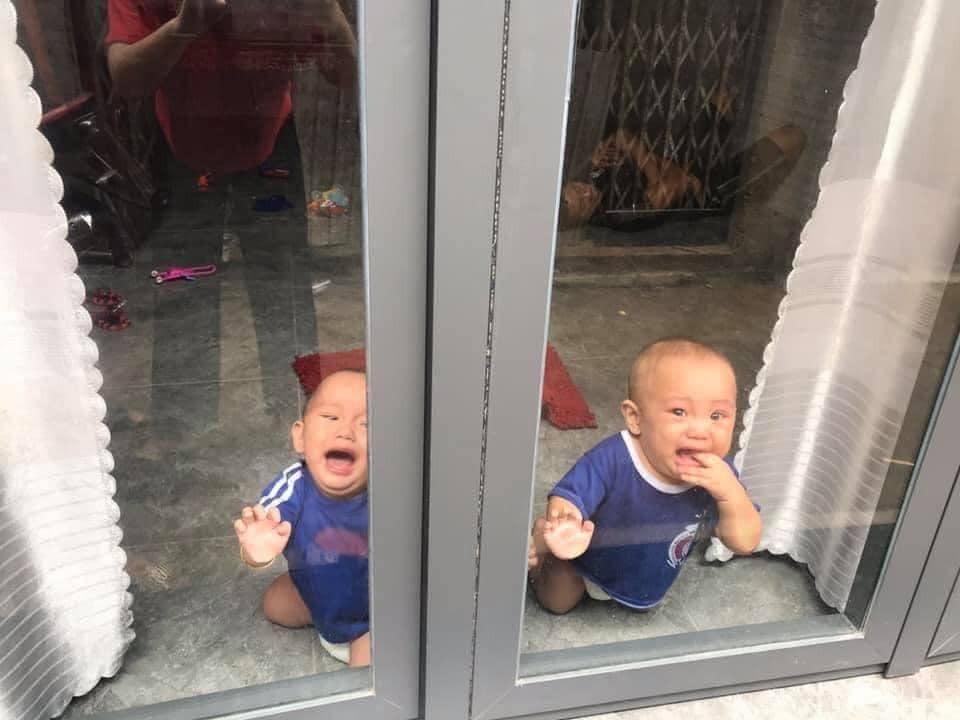 -Nhờ Chồng trông con 1 tí 🙂 

Mẹ đi ra ngoài 1 tí, BA để ý 2 con nhé. Đóng cửa cẩn thận , nó bò ra đường là mệt đấy. Ok Ok 🙂, lúc về thấy THẰNG BA NÓ đang ngủ, mà gọi không nghe. 

( nhìn kĩ là sẽ thấy Ba nó đang ngủ ở trong ) 🙄😂

Nguồn: Mỹ Duyên