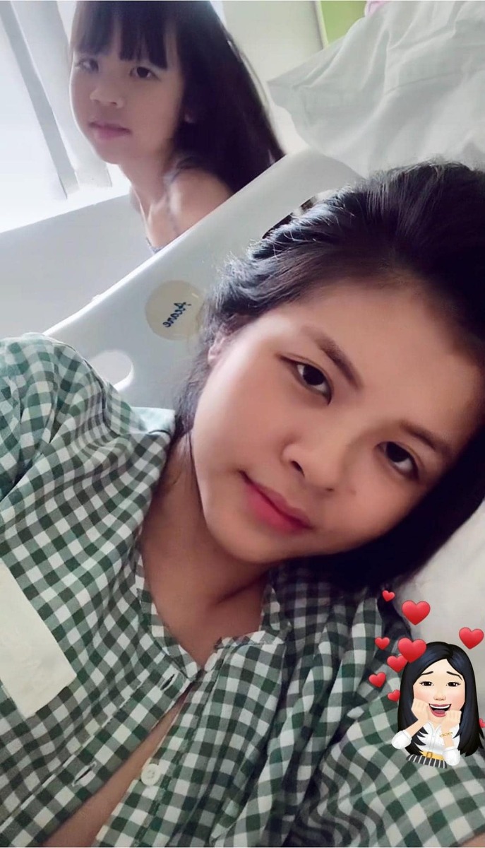 CẢM THẤY BIỂT ƠN! 🙏🏻

Xin chào các mẹ bầu và các mẹ bỉm đã từng sinh và đang thăm khám cũng như tham khảo lựa chọn Bảo Sơn là nơi chào đón đứa con bé bỏng của mình.

- Mình mới sinh hôm 21/06, giờ cơ thể cũng đang dần đi vào quỹ đạo nên mình ngồi viết review cho các mẹ đây. Hơi dài nhé các mẹ.

- Tập 1 năm 2014 mình sinh thường, quan niệm khi đó tới nay vẫn k thay đổi đó là đẻ sẽ rất mệt nên cần lựa chọn bệnh viện bác sĩ tốt là 1, dịch vụ tốt là 2. Khi đó mình đang ở Saigon nên mình lựa chọn Bvqt Hạnh Phúc. Mọi thứ k thể chê vào đâu đc cũng như thời kỳ bầu và sinh bé thứ 1 rất dễ dàng và nhẹ nhàng.

- Tới tập 2 lần này, trong đầu mình vẫn luôn đinh ninh là mình sẽ sinh thường. Khi cấn bầu, mình đã tham khảo các bv từ Vinmec, TC, HN,… nhưng đi sẽ hơi xa với nhà mình, mà mọi người hay bảo đứa thứ 2 sinh sẽ nhanh hơn đứa thứ 1. Nên khi đó mình tham khảo Bảo Sơn vì gần nhà nhất. Khách quan thực sự thì cơ sở vật chất tại Bảo Sơn chưa đc đầu tư mạnh so với những bệnh viện trên nhưng vẫn đủ tiêu chí sạch sẽ, riêng tư. Mà nhất là khi mình check ra thì trc đó các bác sĩ tại BS toàn là trưởng-phó khoa tại các bệnh viện phụ sản. Nên mình quyết định mua gói sinh thường tại BS từ 22w. Bây giờ mình mới thấy đây là lựa chọn sáng suốt của cuộc đời mình.

- Trong các thời kỳ thăm khám thì cũng như nhiều mẹ review, siêu âm bác sĩ nói kỹ càng về các chi tiết của em bé (mặc dù nhiều lúc mình vẫn k hình dung ra 😅😅), suất ăn khi khám xong ở bên khách sạn BS thì mình luôn ăn súp bí đỏ vì mình thấy rất ngon và vừa miệng mình. Thường thì mình sẽ đi khám vào buổi chiều vì vắng hơn, trừ đợt xét nghiệm đường huyết lúc 28w và lấy máu tuần 36 là mình đi khám vào buổi sáng. 

- Tuần thứ 36 mình xn huyết học thì bác sĩ có nói mình bị tiểu cầu thấp và chỉ định mình qua bên viện Huyết học để xét nghiệm kỹ lại về tiểu cầu, nếu quá thấp mà k biến chuyển thì khi sinh mình sẽ phải truyền tiểu cầu. Và cứ cách 10d mình lại lấy máu bên viện HH 1 lần để kiểm tra (tổng 2 lần). Tới khi 38w5d (19/06) tới lịch mình tái khám, bác sĩ check thấy tiểu cầu mình đã tăng hơn và siêu âm vẫn bình thường nên bác sĩ dặn tới 25/06 bên viện HH hẹn mình qua lấy máu thì vẫn qua để chắc chắn 1 lần nữa cho yên tâm vì dự sinh mình 28/06.

- 1:22am ngày 21/06 mình đang ngủ tự nhiên oá nước ra mình tưởng tè dầm, mắt nhắm mắt mở vào nhà vệ sinh để đi vs thì nhìn thấy quần chíp be bét máu, ngó xuống nước tiểu cũng đầy máu như khi còn kinh nguyệt. Hoảng quá gọi mẹ để chuẩn bị vào viện. Thay quần áo rồi thay đồ, lên xe là 1:44am, tới bệnh viện là 1:54am. Đi đến cửa có anh bảo test Covid đã mình bảo “để sau đi em vỡ ối rồi” (rất may trên đường đi không bị oá nước hay gì cả và mình vẫn nghĩ vỡ ối). 

- Lên trên tầng 5 thì chị y tá đưa vào phòng và mình thấy mót đi vệ sinh, mà cũng lại ra máu như ở nhà, chị y tá gọi bác Cốc ra khám trong cho mình thì nước máu lại ào ra, bác Cốc bảo theo dõi thêm 1 lúc. 3p sau bác Cốc lại khám trong cho mình thì máu ào ra như cắt tiết tong tỏng dưới sàn. Mình kịp nghe thấy bác Cốc bảo: “Thôi k đc rồi gọi ekip mổ gấp”. Tới khi đó mình sợ gồng hết cả người lên nhưng cũng chỉ tâm lý là sắp phải mổ, chứ chưa biết chuyện nguy hiểm ntn. 

- Mình được đẩy lên tầng 7, mọi thứ diễn ra nhanh chóng từ tiêm tê vào tuỷ sống, sau đó tấm vải che ngang mình k nhìn thấy bên dưới diễn ra ntn nữa. Phần thân dưới mình tê liệt hoàn toàn, mình bị buồn nôn, buồn ngủ lắm và mình hỏi mình có thể ngủ đc k, bác sĩ gây tê cho mình bảo “em bé chuẩn bị ra rồi, giờ bác sĩ giằng xé bụng mình ntn cũng kệ nhé”. Và đúng là cảm giác bị giằng xé bụng thật sự, k có cảm giác đau nhưng cảm giác bụng mình bị giằng co cho tới khi nghe thấy tiếng em bé khóc. Thực sự là mình cũng k biết dao rạch bụng mình lúc nào 😅🙄

- Mình có hỏi bác sĩ gây tê cho mình là em bé có ok k, khi biết con ổn rồi mình muốn ngủ, mặc kệ bên dưới đc khâu vá ntn. Lúc y tá mặc đồ cho em bé xong và áp má em và má mình, cảm giác mình có cả bầu trời trong tay.

- Rồi mình được nằm truyền và có y tá ngồi theo dõi mình, cho tới khi 2 chân mình co lên đc thì đưa mình về phòng sau sinh. 

- Thời gian kể từ khi ở nhà có dấu hiệu đến lúc em bé ra đời chỉ vỏn vẹn trong vòng 1 tiếng, nhanh hơn vũ bão.

- Mình ở phòng 503 và up to 4 ngày phòng riêng nên người nhà cũng có suất ăn. Vì chồng mình đang ở nước ngoài nên bé lớn 7t của mình cũng vào viện vì ở nhà k ai trông (mẹ mình ở viện chăm sóc mình). Nchung người nhà chẳng phải làm gì cả, bé nhà mình ăn cơm viện ngon lành vì đồ ăn đầy đặn mà ngon miệng, sáng nào cũng chọn ăn phở 😂

- Sau sinh 2 hôm bác sĩ mới nói cho mình biết là mình bị bong rau non, máu ra như cắt tiết, chẳng có cơn gò hay tử cung mở gì cả thì chẳng thể sinh thường đc, chỉ cần chậm 1 chút thôi là phải cắt bỏ tử cung và hỏng em bé 😭😭. Ôi nghĩ tới việc 1 đứa bé đã 39w mà còn k đc làm người chắc mình điên dại mất, cắt bỏ tử cung chẳng có nghĩa lý gì cả. 

- 4 ngày 3 đêm ở viện mình thường xuyên đc các bác sĩ qua hỏi han và các y tá ở đây tận tình chăm sóc, giúp thay bỉm và pha sữa cho em bé ăn. Đến khi mình về bạn y tá Thương còn xách đồ cho mấy mẹ con bà cháu mình lên xe. Mình thì ăn đủ combo đau từ vết mổ, co dạ con, ngực căng nhức. Nếu phải tự làm mọi việc nữa thì chắc ngất 😅😅. 

- Vậy mới thấy sự lựa chọn của mình là sáng suốt, cả đời này biết ơn bác Cốc và ekip mổ cho mình ngày hôm đó, nếu k thì k biết 2 mẹ con mình đang như thế nào. Lựa chọn đẻ dịch vụ thì thích thật nhưng điều quan trọng tiên quyết là bác sĩ chuyên môn tốt hay không. Mà bv BS đang nâng cấp, mấy hôm mình ở viện là hơi ồn do sửa chữa nhưng em bé trộm vía ăn rồi ngủ, còn mình mệt nên cũng ngủ. Hai mẹ con bình an là đc, ồn ào chỉ như gió thoảng qua tai.

- Kính chúc bác Cốc và các y bác sĩ tại bệnh viện BS thật nhiều sức khoẻ để đỡ đẻ cho các mẹ bầu. Chúc bệnh viện đc nhiều mẹ bầu biết tới hơn để lựa chọn là nơi hạ cánh an toàn cho mẹ và bé. 

With Love ♥️