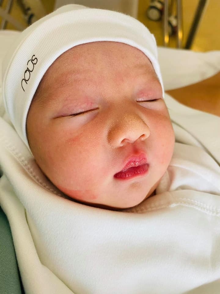 Hnay tự nhiên mẹ nhớ 2 Thỏ ngày mới chào đời ... Thương lắm tải nằm lồng kính 1 ngày 1 đên mới đc về với mẹ ...
Sáng 8h42p - 8h43p Thỏ chị & Thỏ em cất tiếng “ Oe oe oe “ chớp mắt đã đc 8m5 rồi con ah ...