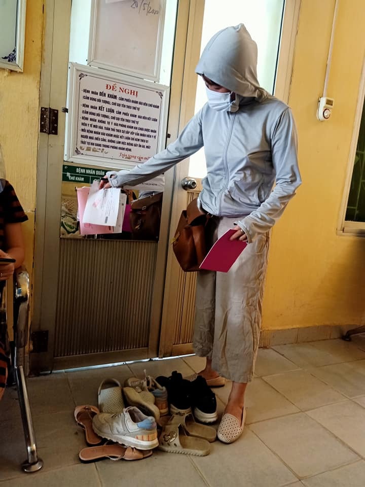 Hôm nay rảnh em sẽ review về thủ tục làm hồ sơ sinh của bv 103 cho các mom. Tiện e thấy tất cả các tầng đều có quạt điều hoà mát, thành ra vào làm thủ tục và chờ cũng đỡ vất vả những ngày hè này ạ🤭
🖐️Thủ tục cầm đi gồm Tiền💸, CMND, Thẻ bhyt nếu đúng tuyến hãy cầm ạ

1: Đi làm hss vào buổi sáng hơn, vì lấy xét nghiệm máu phải nhịn từ 11h đêm hôm trước đếm sáng hôm sau. Theo em đi từ 7h sáng càng làm sớm thì trả kqua sớm còn được ăn trưa ko đói lắm ạ. Hơn thế còn khai báo y tế xếp hàng dài nữa cơ🙃

2: Khai báo y tế xong vào quầy lấy số thứ tự, mình bầu vs có bảo hiểm được ưu tiên nên sẽ vào ngồi ghế chờ 5-10 phút là các chị gọi loa số thứ tự của mình là vào Bàn 3 Ưu Tiên, các chị sẽ cho số thứ tự và hỏi đến làm gì các thứ rồi chỉ sang bàn số 9 nộp 1tr

3: Nộp ứng phí rồi, bây giờ lên thẳng tầng 2 rẽ tay phải vào phòng 207 rồi cài giấy vừa lấy được ở quầy tầng 1 để ngoài cửa. Khâu này lâu lắm, chả biết các bạn khác làm thì ntn, mình hôm ấy đi chờ hơn 40 phút mới tới lượt gọi vào mà mình stt 10 nhé. 🤔🤔

4: Vào khám lấy bút ghi vào quyển sổ trên giường họ tên, ngày dự sinh, tuổi thai, sdt... Có mẫu sẵn nên cứ viết theo thôi. 😂 Sau rồi bsi sẽ hỏi thông tin các thứ chắc tổng mất 10 phút. Bsi hướng dẫn đi các phòng nào sau đó (có ghi vào giấy cho mình luôn ạ)

5: Bây giờ cầm đống giấy bsi vừa phát cho đi các phòng theo chỉ dẫn. Đầu tiên ra thẳng quầy 200 ngta đóng dấu tất cả vào tờ mà bsi vừa phát cho mom

6: Đi thẳng tới 236 để lấy máu làm xét nghiệm công thứ máu ạ. Tiện lấy máu xong chúng ta đi lấy nước tiểu luôn (Cái khoản lấy nước tiểu em khuyên mom nên thủ sẵn cái cốc nhựa để đi tiểu vào cốc rồi đổ vào ống xét nghiệm, chứ ở đấy em thấy ko có cốc đâu, ống xét nghiệm thì bé... Nói chung nên nghe em mang cốc nhựa ạ)

7: Xong máu nước tiểu thì đi lên tầng 3 C9 phòng 269 làm điện tim, cái này làm nhanh lắm chờ kqua 10 phút ngồi ghế bsi đọc nhận kqua là ta cầm kqua rồi về luôn.

8: Lưu ý là lúc bsi khám ở phòng 207 có dặn mom mấy giờ quay lại lấy kqua thì lúc ý quay lại phòng 207 lấy kqua máu và nước tiểu. Như mình làm xong 9h30 thì 11h quay lại lấy kqua oy về. Lúc lấy kqua ở phòng 207 nhớ xin bsi tờ giấy kê khai chi phí để xuống tầng 1 quầy 9 xin lại tiền. Mình bảo hiểm đúng tuyến hết 412k. Còn ko đúng tuyến thì lm hss ko đc hưởng đồng nào, mất 600k thì phải.