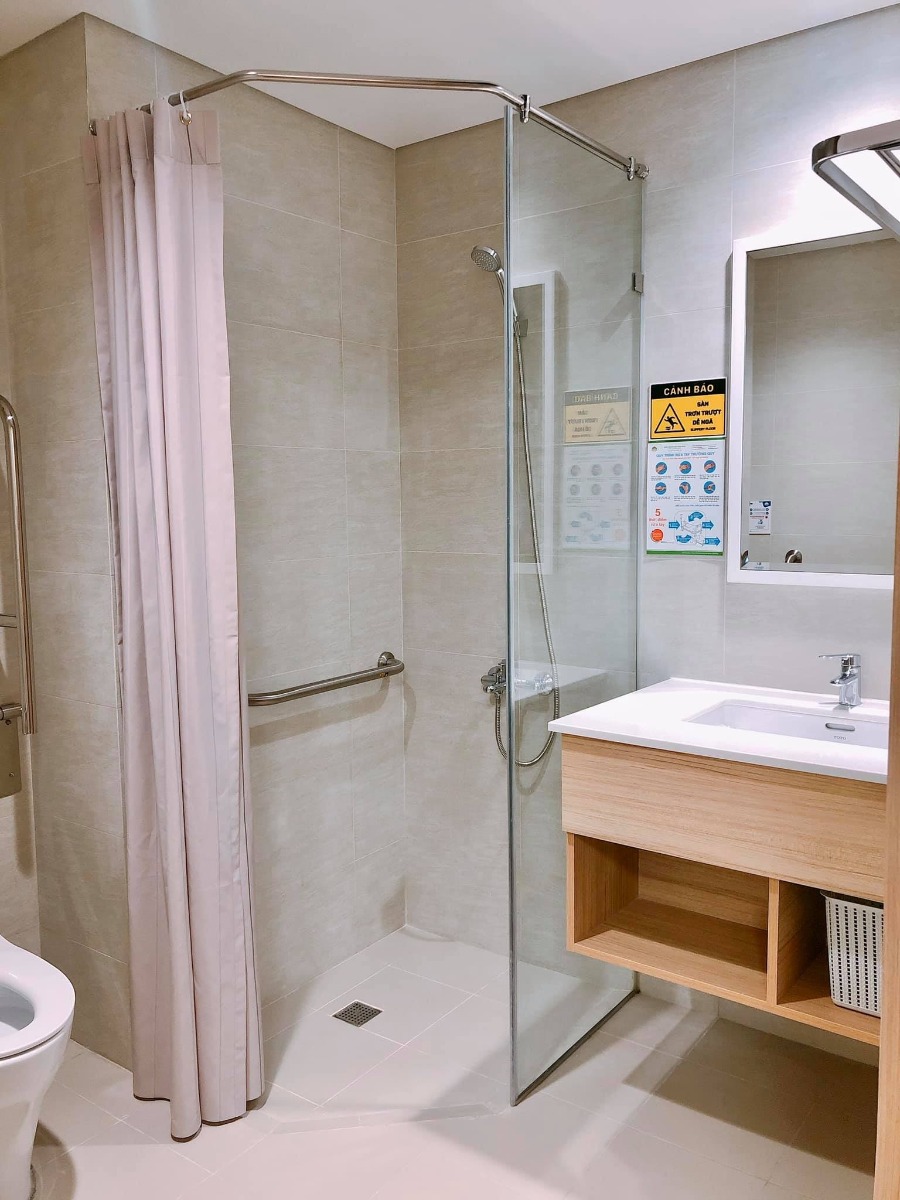 Trải nghiệm Bệnh viện đa khoa Hồng Ngọc Phúc Trường Minh ☺️
...
- Bước đến cổng có bảo vệ đỡ xuống xe và đo nhiệt độ
- Sau đó vào khu test nhanh covid và khử khuẩn, hết khoảng 30p
- Tiếp theo có các bạn nhân viên hướng dẫn và dắt các mẹ bầu đi từng phòng: khám - xét nghiệm nước tiểu - xét nghiệm máu- siêu âm - chạy máy
- Thời gian chờ kết quả xét nghiệm khá lâu (khoảng 1-1,5 tiếng). Trong thời gian này có thể xuống dưới tầng 1 ăn nhẹ, uống nước miễn phí ạ - lúc vào khám mỗi mom được phát 1 phiếu ăn free nha
- Khi có kết quả xét nghiệm, chạy máy đầy đủ thì sẽ đi khám với bác sỹ gây mê, đi nghe kết luận của bác sỹ sản và lên lịch hẹn cho lần sau
- Cuối cùng nếu các mẹ có nhu cầu thì sẽ có 1 bạn nhân viên tư vấn dẫn đi thăm quan và giới thiệu các khu bệnh viện nhé 😂
- Em update thêm ảnh các phòng VIP, phòng riêng, phòng tiêu chuẩn nhé.