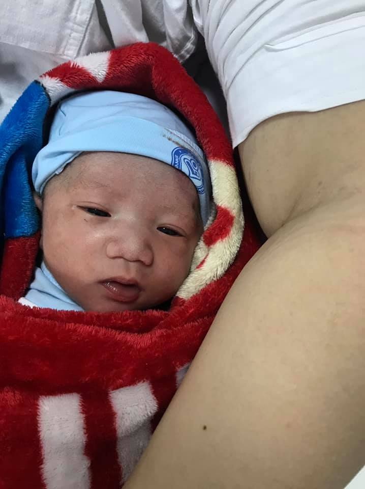 REVIEW ĐI ĐẺ Ở VIỆN PSTW CHO MẸ NÀO CẦN NHÉ Ạ 🥰 

Vì nhiều bạn bè hỏi e đi đẻ ở pstw và đẻ ntn nên tiện đây e viết 1 thể luôn cho mẹ nào cần ạ. Bài viết có thể hơi dài mng cố gắng đọc hết nhé 🤣 

Sáng ngày 24/12 tầm 10h đi wc thì e thấy bung nút nhầy nhg chưa đau bụng hay ra máu gì. Nên vẫn bình tĩnh đi ra hàng gội đầu gội cho sạch sẽ xong về tắm rửa. Đến tầm 12h bắt đầu có cơn đau bụng nhg vẫn nhẹ nhàng thôi, nên vẫn ở nhà đợi tiếp. Vì lúc đó e ở nhà ngoại ngay trên Hàng Đậu cách pstw có 1-2 cây thôi nên đến 3h chiều khi thấy cơn đau dồn dập hơn mới xách giỏ đi vào viện 🤣 ce nào mà ở xa thì nên vào viện luôn nhé chứ đừng ở nhà đợi vì cơ địa mỗi ng khác nhau, tốt nhất khi thấy có dấu hiệu sắp đẻ thì xách mông đi ngay và luôn ạ 🤣 

Vào pstw thì vào thằng khoa cấp cứu ở tầng 1 toà BC cổng Tràng Thi nha các mẹ. Vào khoa cấp cứu r thì sẽ đc trải nghiệm ngay cảm giác khám trong cực kì thốn ở ngay phòng đầu tiên nhé 🙂 e vào viện tầm 3h30h, khi ấy bsi khám trong thì chưa mở phân nào. Nên bsi cho đi siêu âm r nằm chạy máy xem có cơn gò chưa. Sau khi xong xuôi thì kết quả là có cơn gò nhg chưa nhiều, nhg vì e đau bụng nên bsi giữ lại theo dõi. Từ khi vào viện đến hơn 6h tối vẫn ko mở phân nào, nhg bụng thì vẫn cứ đau và đau ngày 1 nhiều hơn. Trong suốt tgian nằm theo dõi thì e đc bsi đo huyết áp, đo tim thai liên tục và cũng ko quên khám trong đến 3 lần 🙃 đến khoảng 6h30 tối thì 1 chị bsi vào đo tim thai cho e và bảo tim thai vẫ bt, ctc cũng chưa mở nhg k hiểu sao e lại vẫn đau bụng rất nhiều nthe. Chị ý còn hỏi e hay e có ăn j lạ nên bị đau bụng ko 😅 e bảo ko đau bụng đi i* nó khác e biết mà đây k phải đau bụng đi i* đâu c. Như kiểu mình giả vờ đau bụng để đi đẻ vậy nên đây là điểm trừ đầu tiên trong hành trình đi đẻ của e ở đây nhé 😆 

Sau khi chị bsi kia đi r thì e bực mình nên cố dậy đi vào phòng cấp cứu đòi khám tiếp xem đc đẻ chưa 🤷‍♀️ và lần này bsi hô mở 1p, thụt thôi 🤪 trong đầu lúc ý đang liên tưởng đến việc phải uống 1 cốc nước trắng ởn như thuốc sổ để đi i* hết ra, nhg ko nha. Bsi dùng 1 cái ống dài thụt phát vào đ.ít mình, rất nhẹ nhàng và mát lạnh 🤣 chỉ 1s sau là cơn buồn i* ập đến :)) thế là e thay qáo của viện r vào đi i* 😂 xong xuôi thì quay lại lấy nốt giấy tờ r theo bsi đi lên tầng 7 là phòng đẻ nhé. Tạm biệt người nhà và cuộc vượt cạn chỉ có 1 mình bắt đầu từ đây 🙃 

Tầng 7 là khoa đẻ của pstw. Lên cùng e hôm đó có 2 mẹ nữa. Sau khi 3 ng bọn e vào trong thì ôi thôi có bác bảo vệ khoá trái cửa luôn. Ng nhà ko đc vào và sản phụ cũng k đc ra nữa. Cần đưa đồ j thì ở bên cạnh cửa có 1 ô vuông chỉ thò vừa 1 cánh tay đc thôi nhé. Tiếp theo là vào phòng khai tt cá nhân, và lại leo lên bàn khám trong lần nữa 😩 đến đoạn này thì e đau quá nên ng co như con tôm, bsi mới bảo thế này tí làm sao mà đẻ đc. Nhg đau quá r nên coi như điếc. 

Xong bọn e đc chuyển sang phòng chờ đẻ. Hôm e đi đẻ đúng đêm noel nên có vẻ vắng hơn 😅 còn thừa khá nhiều giường. Vào đây thì sẽ đc nằm chạy máy. Cảm giác chạy máy lúc này khá là thốn vì người đau mỏi, bụng thì cứ quặn lên từng cơn nhg vẫn phải cố nằm im 1 tư thế. Sau khi chạy máy xong thì là quãng thời gian chờ đợi dài dằng dặc để đc đẻ. Vì e vẫn chưa mở thêm phân nào nên bsi bảo phải đợi thôi, ai đẻ lần đầu cũng vậy 🙂 và dần dần thì cơn đau càng ngày càng tăng. Đến khoảng 12h e đau quá mới mò sang phòng bên cạnh để khám trong tiếp, lúc ý mới mở 2p 😅 bsi mới dặn khi nào về đau 10p 3 cơn thì vào đây tiếp. Mò về đc đến giường đau thấy ông bà vải luôn r, hết nằm lại ngồi. Hết ngồi lại cố đứng. Đau nhg vẫn cố hóng hớt để xem những mẹ khác đẻ ntn. À nói thêm ở phòng chờ đẻ thì sẽ có 2 phòng to. Mỗi phòng khoảng chục giường. Hôm e đẻ vì là buổi đêm thì thấy là những mẹ nào chưa có cơn đau thì sẽ vào 1 phòng để ngủ. Còn lại những mẹ nào k ngủ đc thì sẽ tụ tập ở phòng còn lại. Điểm trừ tiếp theo ở đoạn này là 2 phòng chờ đẻ nhg có đúng 1 wc ở góc trong của phòng bên tay trái. Có 1 lúc e buồn đi đ.ái mà phải ôm cái bụng lết từ phòng bên kia sang phòng bên này, cảm giác xa như đi từ nhà ngoại về nhà chồng vậy 🙄 điểm trừ tiếp theo nữa là trong cơn đau đẻ vật vã thì chỉ có 1 mình, hoàn toàn k đc gặp ng nhà mà nhất là gặp chồng. Ít ra trong lúc đau đớn vật vã khổ sở thì phải cho chồng chứng kiến mà thấy thương vợ hơn chứ 😅 nhg ko, chỉ có mấy anh hộ lý nam đi ra đi vào hỏi xem đau lắm chưa e mà thôi 😅😅😅 

Khoảng hơn 1 tiếng sau e đau hết chịu nổi r nên lại mò sang phòng bên cạnh để xin khám tiếp. Lần này có 1 anh bsi hay hộ lý gì đó khám, vì thấy e đau quá nên anh í cho e nằm chạy máy luôn trên cái bàn đẻ. Lúc nằm trên ý vẫn cố sức gọi ft cho chồng 1 cuộc khóc tu tu kêu vợ đau quá 😅 sau đó là e đau quá nên giãy vs vặn mình tuột hết cả dây máy ra, suýt thì rơi luôn xuống xô c*ứt ở đấy 🤣 nên bsi lại bê e về phòng chờ đẻ nằm tiếp vì phải mở 4p mới tiêm giảm đau đc chứ bh thì chịu, phải chờ thôi e 🤣 lúc ý đau quá e xin mổ mà ko đc mổ, mặc dù người nhà e có ng quen đó mà cũng ko đc mổ, bsi khuyến khích đẻ thường đến cùng. E bắt chồng gọi hết cho ng nhà để nhờ xin mổ cho e mà ko đc. Thế là đêm dài như vô tận, về phòng chờ đẻ e cứ nằm rên như chó con bị bỏ đói. Cứ 3-4p lại 1 cơn đau, cứ như thế đến sáng hsau 7h chồng e mới đc mò lên thăm vợ. 

Thế là cả 1 đêm em mở có 2p. 6h sáng khám lại mới lên đc 3p. Đến tầm gần 8h thì tất cả sản phụ sẽ đc khám lại hết 1 lượt xem mở bn phân r thì may quá lúc ý e mở 4p r. Đc bê đi tiêm gây tê luôn và ngay 🤣 gây tê sẽ nằm co chân lên giống dáng con tôm đó mng, bsi sẽ sát trùng sống lưng r tiêm thẳng vào cột sống. Phải nói là sau khi đc tiêm tê e mới có cảm giác mình sống lại 🤣 cơn đau dịu dần và e ngù thiếp đi đc 1 lúc. Sau đó thì bsi bấm ối cho e để e bé xuống nhanh hơn. Bấm xong thì k hiểu sao 1 lúc sau nc ối của e nghe bsi nói loáng thoáng là chuyển màu xanh r. Cho đi mổ gấp thôi 🙄 nhg đợi mãi k thấy đc đi mổ bsi bảo phải xét nghiệm máu xem có vđề j ko đã. Thế là e lại nằm đợi. R từ đây e cứ thấy người nóng bừng, toát hết mồ hôi xong là cứ ngủ thiếp đi k biết j hết. Sau khi tỉnh dậy thì tự dưng thấy bn bsi vây quanh mình đang chằng dây vào ngón tay, r cho e thở cả oxy. Lúc này mới nghĩ trong đầu thôi bỏ mẹ r chả lẽ mình sắp tèo 😬 sao ko thấy ai phải chăng dây mà mình lại bị lắm dây lắm máy móc thế. Mới hỏi anh hộ lý thì a ý bảo e bị huyết áp tăng đột ngột, người thì sốt 38 39 độ 😅 anh ý còn hỏi trong quá trình khám thai e có bị huyết áp cao bao giờ ko thì e bảo ko. Thế r a ý bảo đây lả 1 trường hợp kiểu như biến chứng nhẹ trong lúc đẻ. E ko có cơn rặn, bsi thử cho rặn thì huyết áp lại lên cao vút. E nằm theo dõi khoảng 2 tiếng, có lúc tỉnh lại thấy anh hộ lý í đi vào ngó cái màn hình máy huyết áp của e r lắc đầu 😅 tự hỏi sao vẫn chưa ai bê mình đi mổ vậy 🥲 sau đó thì bsi tiêm kháng sinh cho e nên e tỉnh táo hơn để tiếp tục đẻ 🙄 bsi cứ bảo thử rặn e nhé khi nào a hô rặn là rặn. Có 2 chị còn kéo chân cho e. Nhg vẫn như vậy cứ rặn 1 cái huyết áp lại lên. Lúc ý là gần 12h r e vẫn chưa đẻ đc. Sau đấy e lại nghe bsi gọi bảo cho e đi mổ lần 2 😅. Gọi chồng lên lần 2 kí giấy tờ xong xuôi hết r, đứng đợi ngay cửa trong tư thế sẵn sàng khiêng vợ đi mổ. Thì bỗng dưng anh bsi trực chính của ekip ngày hôm í bước vào như 1 vị thần. Sau vài phút nghe tình hình của e thì anh phán luôn 1 câu đẻ thường đc, để anh 😬😬😬 và đúng thật. Anh banh chân em ra cái và hô RẶN, RẶN MẠNH VÀO CON NÓ Ở NGAY ĐÂY RỒI KO CỐ MÀ ĐƯA NÓ RA ĐC À. Ok anh nghe thế e lấy hết sức bình sinh rặn 1 hơi cũng dài như từ nhà ngoại về nhà nội, kèm theo chị hộ lý bên cạnh ra sức ấn bụng. Và e cảm giác thấy 1 tiếng roẹt nhg ko đau, nhg e biết là anh vừa rạch cho e 1 đường rồi 🙃 sau cú rạch của anh thì cũng là lúc thằng con e nó tòi ra luôn. Ngàn lần đội ơn anh huhu nhẹ hết cả bụng và e thở phào nhẹ nhõm đc r 😭 
Vì e bị sốt nên con ko đc áp da vs mẹ mà đc cho ra nằm đèn. Sau khi đẻ xong thì e nằm đúng kiểu phơi thây trên bàn đẻ, 2 chân dạng tè he ra cho chị hộ lý khâu. Mọi ng cứ bảo lúc khâu còn đau hơn đau đẻ nhg e khâu lại ko có cảm giác đau là gì nhé. Chắc đc tiêm tê nhiều 😅 khâu khá lâu phải 20p mới xong. Sau đấy thì e đc chuyển ra xe đẩy về phòng sau sinh. Vào phòng nằm xong xuôi thì em bé đc bsi bế vào sau. 

Vì e đẻ thường nên hôm sau đc ra viện luôn. E phải tiêm kháng sinh nên bsi bảo nếu muốn ở lại theo dõi cho chắc thì ở thêm 1 ngày nữa, nhg e chọn về nhà cho thoải mái. E vẫn đăng kí phòng dịch vụ 3 giường/phòng. Giá phòng hình như hơn 1tr e k nhớ chính xác. Sau sinh thì e có dùng thêm dv lấy máu gót chân cho con, sàng lọc tim bẩm sinh, chiếu tia plasma cho mẹ. Chi phí tổng là tầm 8tr, e có BHYT. Trong đó bao gồm tiền cảm ơn ekip bsi 3tr, tiền giảm đau 1tr5, lấy máu gót chân 500k, chiếu tia plasma 250k, tiền khám + tiền giường hơn 2tr nữa. 

Mọi ng bảo sao ko đẻ dịch vụ, r mổ chủ động cho đỡ đau. Vì e chửa rất to, ai gặp e ngoài đời thì biết ạ. Lần nào đi khám bsi cũng tưởng sinh đôi 🙃 nhg e xác định tư tưởng ngay từ đầu là e đẻ ở pstw, nhỡ có vấn đề gì còn yên tâm. Và đúng là trong lúc đẻ e gặp vấn đề thật. Nếu ở viện khác thì chắc e bị bê đi mổ luôn r. Nhg ở đây các bsi vẫn giữ cho e đẻ thường đc đến cùng, mà e cũng chắc chỉ ở đây bsi giỏi mới dám để e nằm sốt 2 tiếng trên bàn đẻ như vậy. Nên là sau này nếu e có đẻ đứa nữa thì e vẫn chọn đẻ ở pstw nhé 🤪